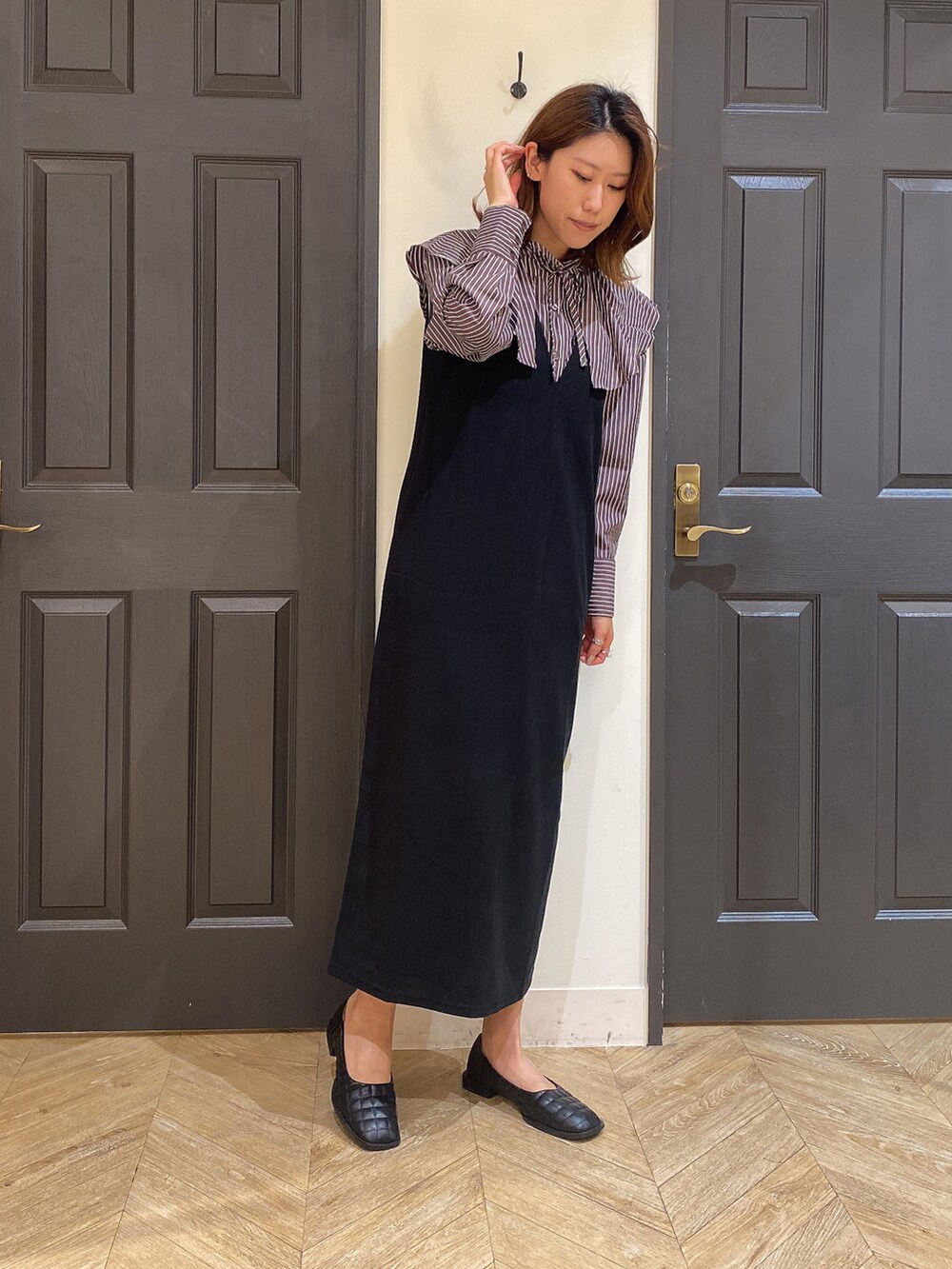「休日コーデ、秋カラー、秋コーデ、ラクチンコーデ、おしゃれさんと繋がりたい、ロングワンピース、高身長女子、骨格ウェーブ、きれいめ、いいね、save、フォローお願いします🤑、ジャンパースカート、ストライプ、襟付きトップス」｜「Melan Cleugeのアイテム（シャツ/ブラウス、ブラウン系）」を使った、YUNAさん（レディース・165cm）の秋コーディネートの2枚目の写真
