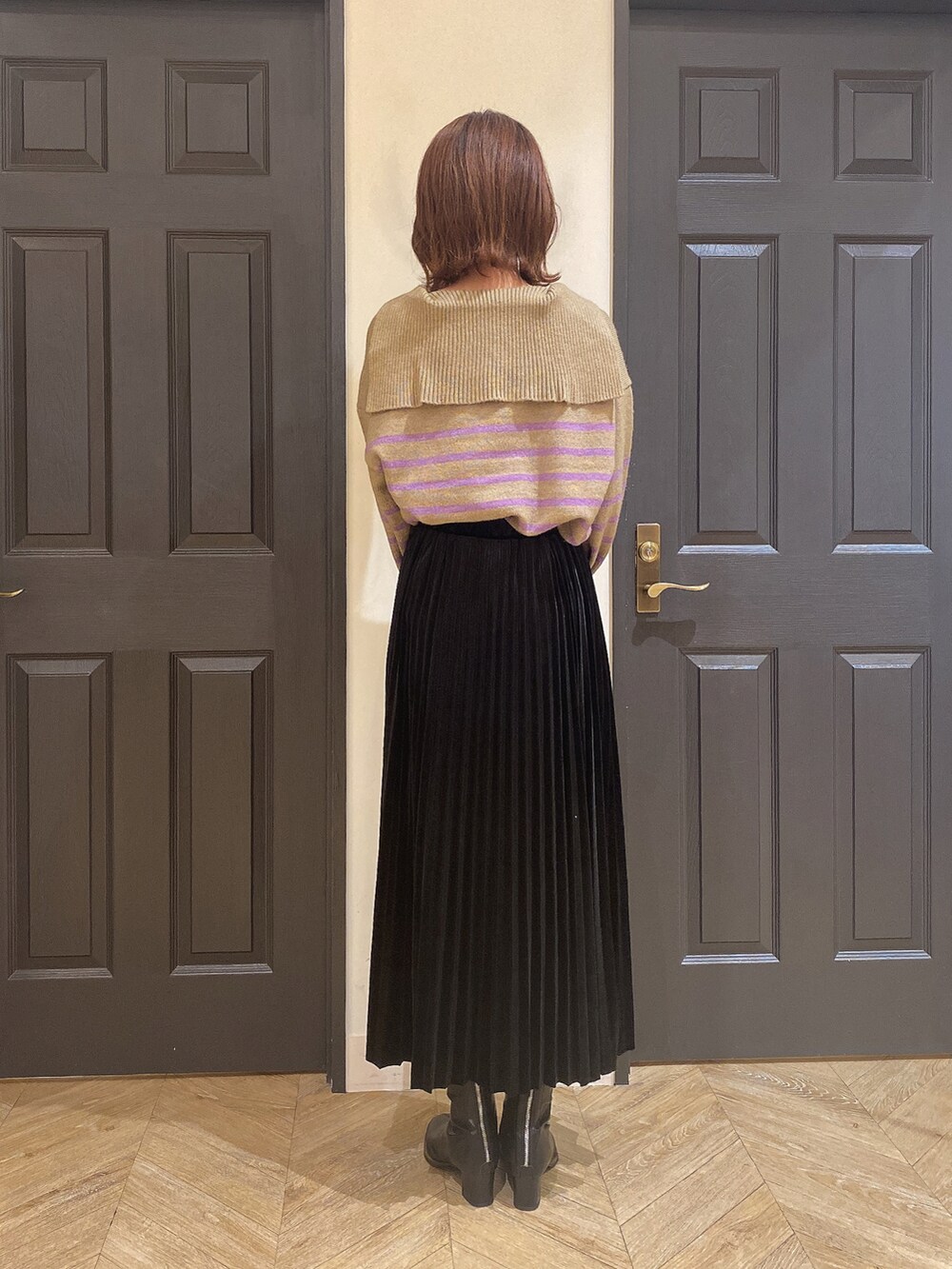「休日コーデ、冬、秋冬コーデ、プチプラ、おしゃれさんと繋がりたい、ブラック、ベロアプリーツスカート、ベロア、ボーダー、セーラーカラー、フリル」｜「Melan Cleugeのアイテム（ニット/セーター、ベージュ系）」を使った、YUNAさん（レディース・165cm）の秋コーディネートの3枚目の写真