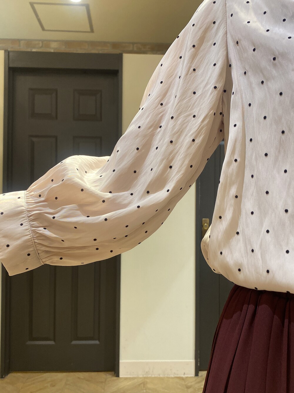 「シンプルコーデ、秋カラー、秋コーデ、大人女子、ロングスカート、ショルダーバッグ、おしゃれさんと繋がりたい、骨格ウェーブ、いいね、save、フォローお願いします🤑、ドット柄、ブラウス、プリーツスカート」｜「Melan Cleugeのアイテム（シャツ/ブラウス、ホワイト系）」を使った、YUNAさん（レディース・165cm）の秋コーディネートの4枚目の写真