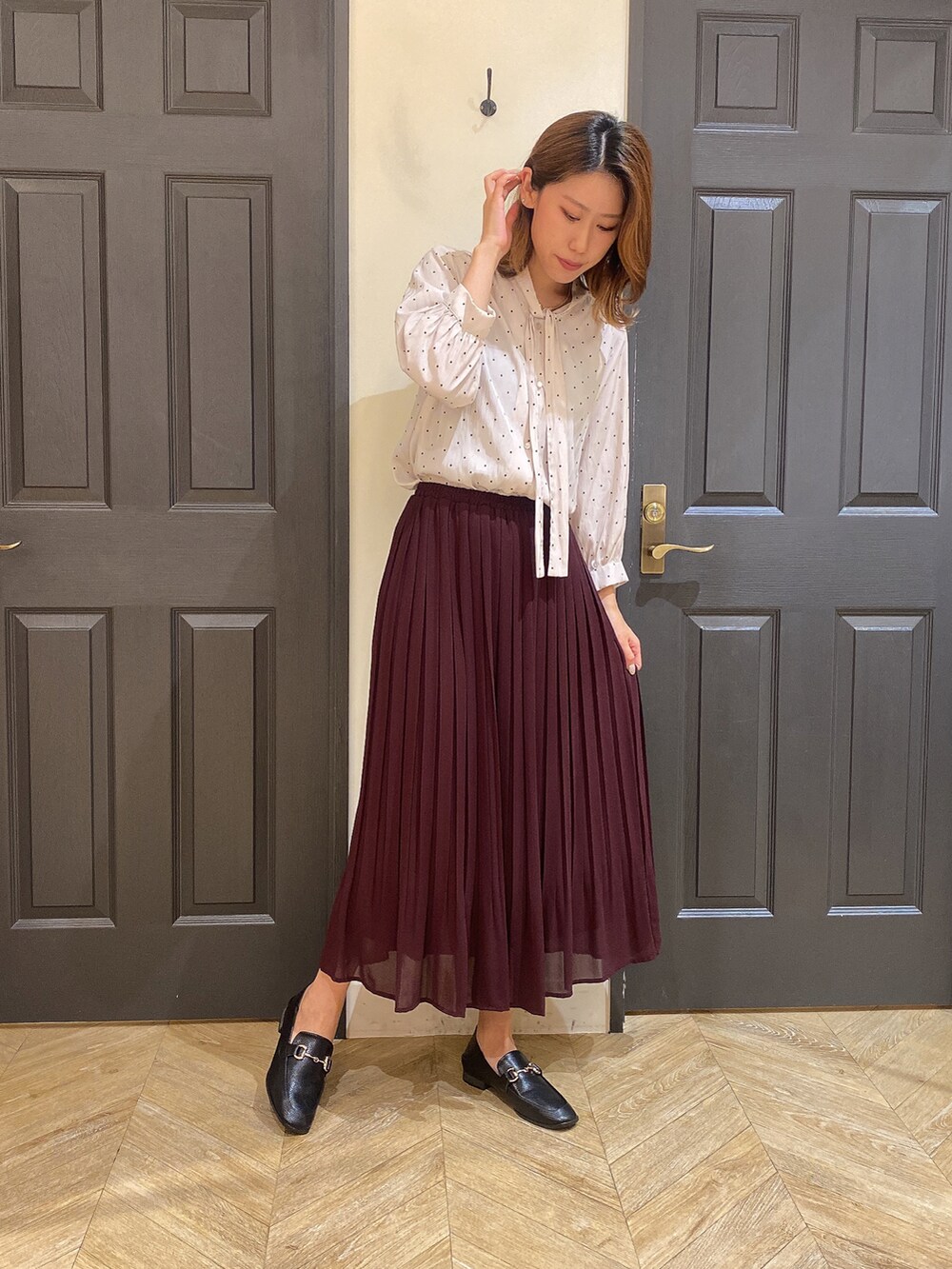 「シンプルコーデ、秋カラー、秋コーデ、大人女子、ロングスカート、ショルダーバッグ、おしゃれさんと繋がりたい、骨格ウェーブ、いいね、save、フォローお願いします🤑、ドット柄、ブラウス、プリーツスカート」｜「Melan Cleugeのアイテム（シャツ/ブラウス、ホワイト系）」を使った、YUNAさん（レディース・165cm）の秋コーディネートの2枚目の写真