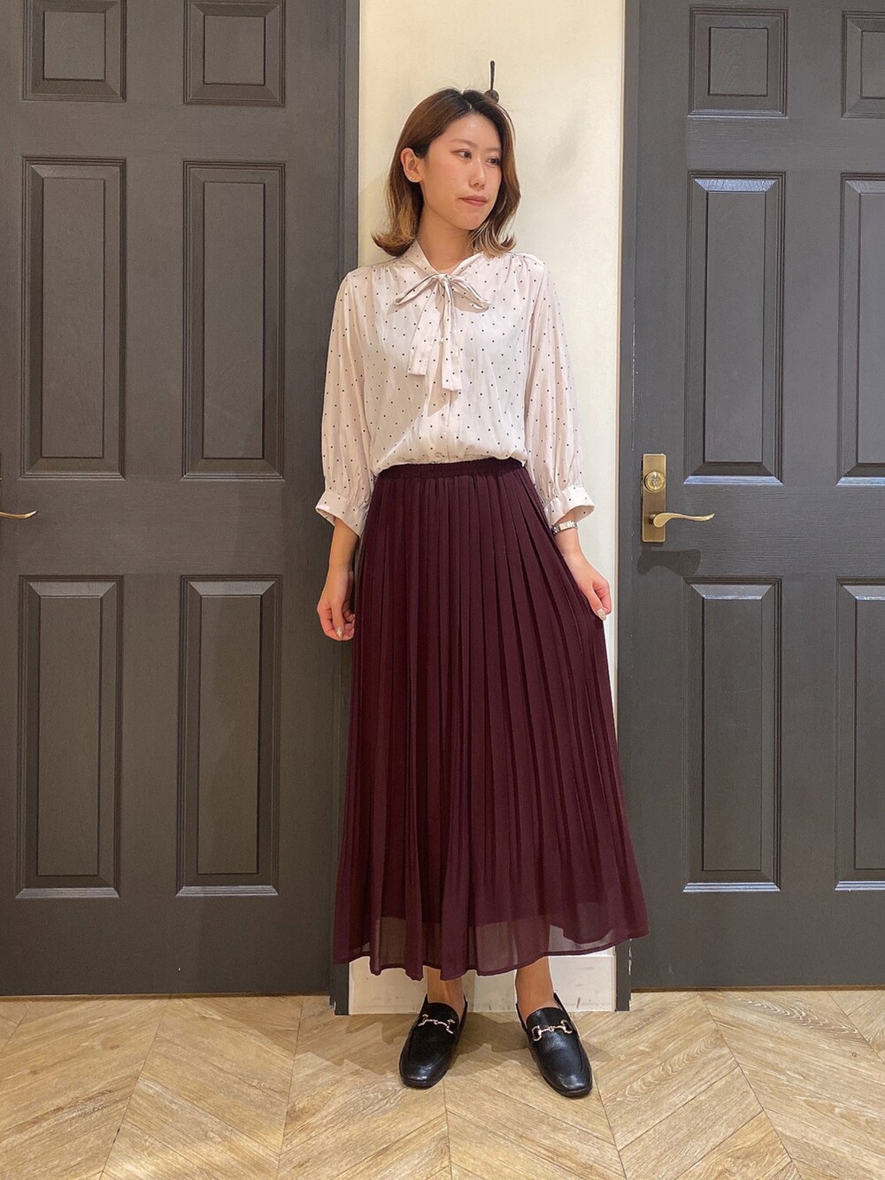 「シンプルコーデ、秋カラー、秋コーデ、大人女子、ロングスカート、ショルダーバッグ、おしゃれさんと繋がりたい、骨格ウェーブ、いいね、save、フォローお願いします🤑、ドット柄、ブラウス、プリーツスカート」｜「Melan Cleugeのアイテム（シャツ/ブラウス、ホワイト系）」を使った、YUNAさん（レディース・165cm）の秋コーディネートの3枚目の写真