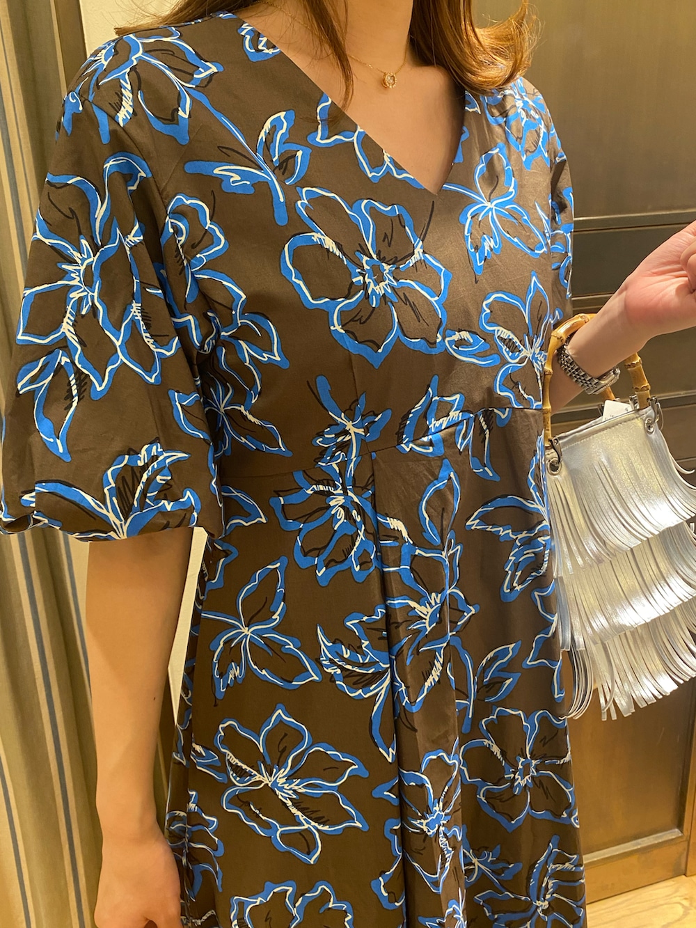 「夏コーデ、休日スタイル、サンダルコーデ、ワンピース、いいね、save、フォローお願いします🤑、花柄、ミニバッグ、ブラウン、おしゃれさんと繋がりたい、キレイめ」｜「Te chichiの【Oggi.jp 5月11日掲載/滝沢カレンさん着用】綿ローンアフリカンフラワープリントワンピース（ワンピース、ブラウン系）」を使った、YUNAさん（レディース・165cm）の春コーディネートの3枚目の写真