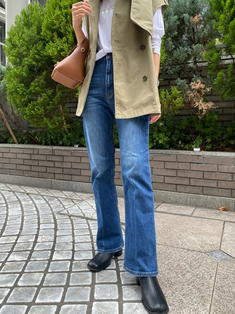 「秋服まるっと大公開、秋服準備はじめました、カジュアルコーデ、テチチ(Te chichi)、デニム、カーキ、ベスト、おしゃれさんと繋がりたい」｜「Te chichiの箔ロゴプリントロンT（Tシャツ/カットソー、ホワイト系）」を使った、YUNAさん（レディース・165cm）の秋コーディネートの4枚目の写真