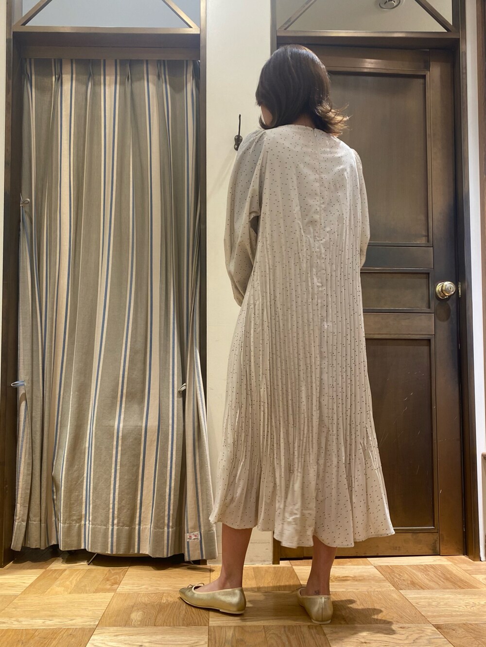 「春服デビュー宣言、休日コーデ、オトナカワイイ、シンプル、淡色コーデ、お洒落さんとつながりたい、おでかけコーデ、ラクチンコーデ、ロングワンピース、ホワイト、ドット、いいね、save、フォローお願いします🤑、高身長女子」｜「Te chichiのドットランダムプリーツワンピース（ワンピース、ホワイト系）」を使った、YUNAさん（レディース・165cm）の春コーディネートの2枚目の写真