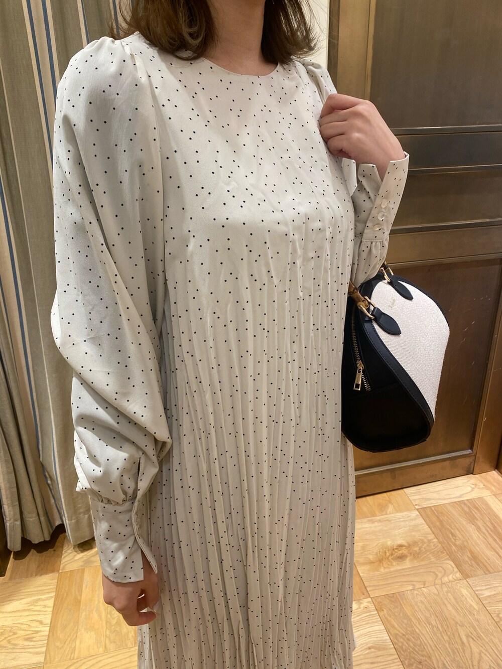 「春服デビュー宣言、休日コーデ、オトナカワイイ、シンプル、淡色コーデ、お洒落さんとつながりたい、おでかけコーデ、ラクチンコーデ、ロングワンピース、ホワイト、ドット、いいね、save、フォローお願いします🤑、高身長女子」｜「Te chichiのドットランダムプリーツワンピース（ワンピース、ホワイト系）」を使った、YUNAさん（レディース・165cm）の春コーディネートの3枚目の写真