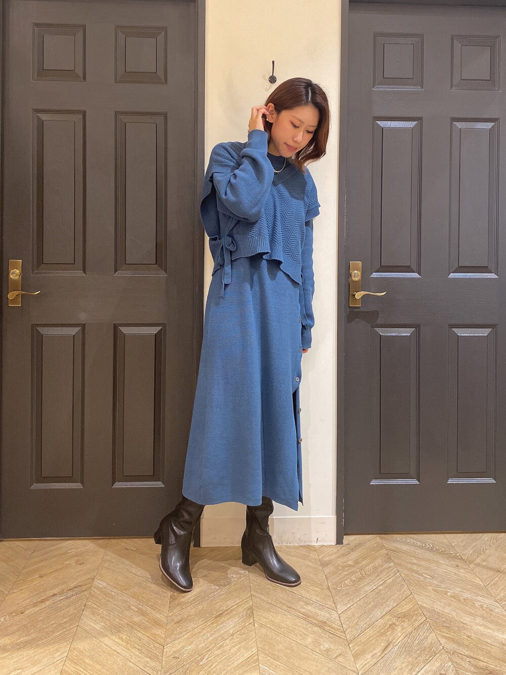 「シンプル、大人カジュアル、ラクチンコーデ、休日コーデ、ワントーンコーデ、ベスト、ロングワンピース、ニットワンピース、ブルー、ターコイズブルー、セットアップ、ロングブーツ、ブーツ、レオパード」｜「Melan Cleugeのアイテム（ベスト、ブルー系）」を使った、YUNAさん（レディース・165cm）の冬コーディネートの2枚目の写真