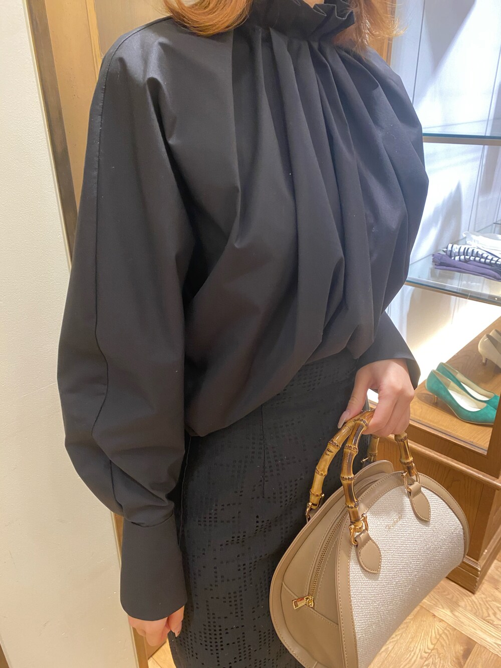 「春服デビュー宣言、春コーデ、シンプル、今日のコーデ、おしゃれさんと繋がりたい、ワントーンコーデ、高身長女子、オフィスカジュアル、ブラック、レース、タイトスカート、春」|「Te chichi CLASSICのアイテム(シャツ/ブラウス、ブラック系)」を使った、YUNAさん(レディース・165cm)の春コーディネートの2枚目の写真