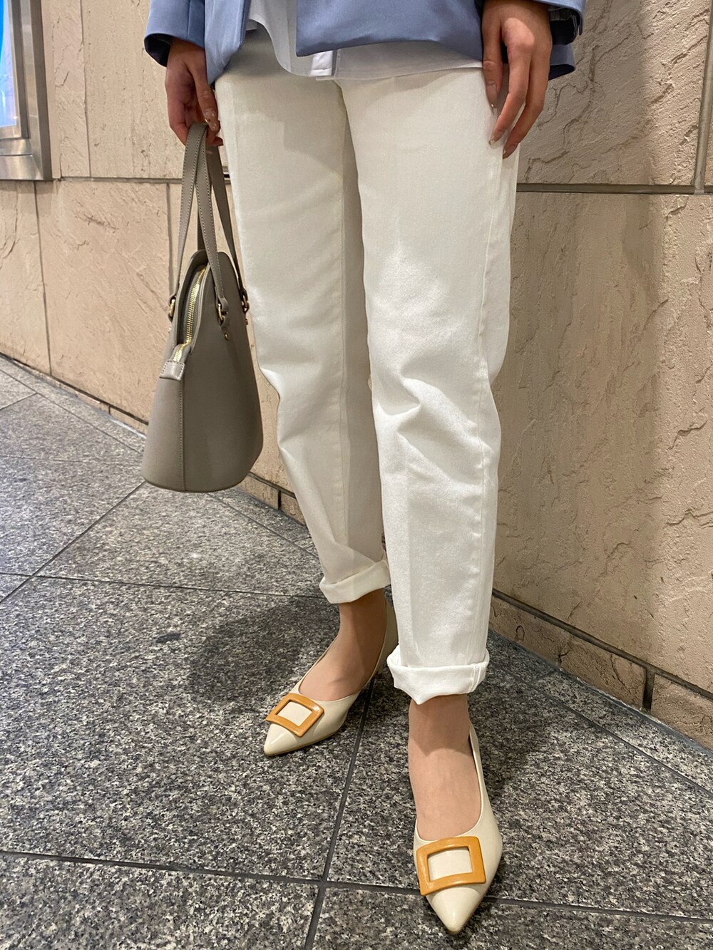 「春服デビュー宣言、春、おでかけコーデ、オトナ女子、きれいめコーディネート、ホワイトコーデ、ジャケット、ブルー、オフィスカジュアル、ブラウス、リボン」｜「Te chichiのハシゴレースボウタイシャツブラウス（シャツ/ブラウス、ホワイト系）」を使った、YUNAさん（レディース・165cm）の春コーディネートの4枚目の写真