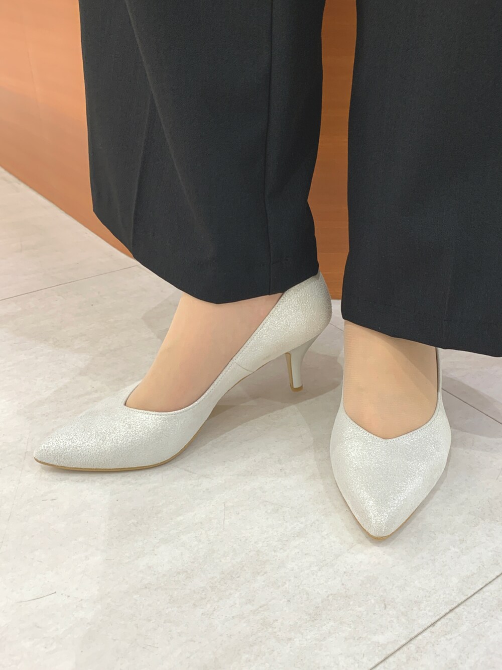 シルバー系のパンプスを着用したレディースの春コーディネートの2枚目の写真