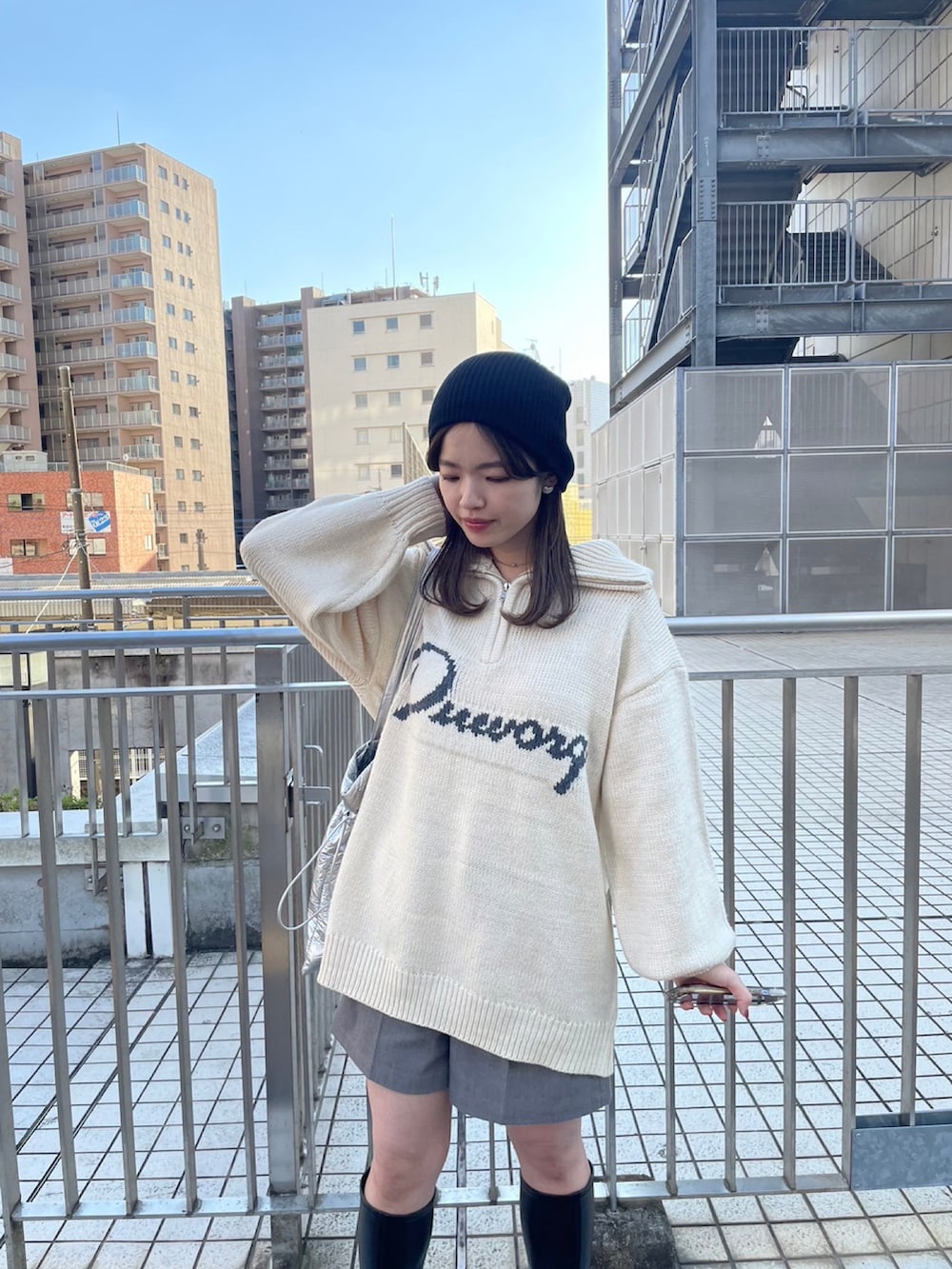 ホワイト系のニット/セーター、グレー系のその他パンツ、ブラック系のブーツを着用したレディースの秋コーディネートの3枚目の写真