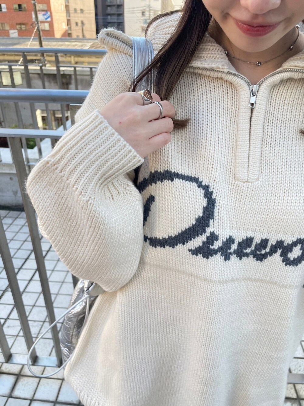 ホワイト系のニット/セーター、グレー系のその他パンツ、ブラック系のブーツを着用したレディースの秋コーディネートの4枚目の写真