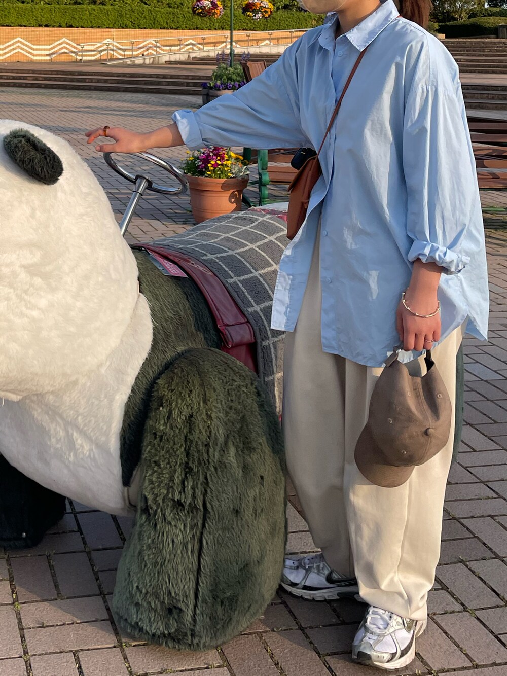 ベージュ系のスウェットパンツ、グレー系のスニーカー、ブルー系のシャツ/ブラウスを着用したレディースの春コーディネートの2枚目の写真