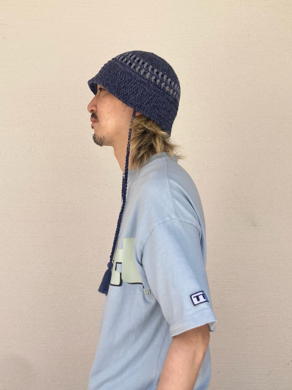 ブルー系のハットを着用したメンズの春コーディネートの3枚目の写真