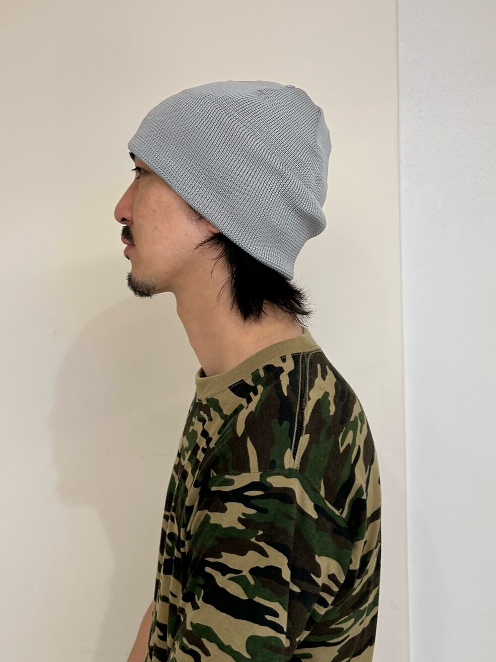 グレー系のニットキャップ/ビーニーを着用したメンズの夏コーディネートの3枚目の写真