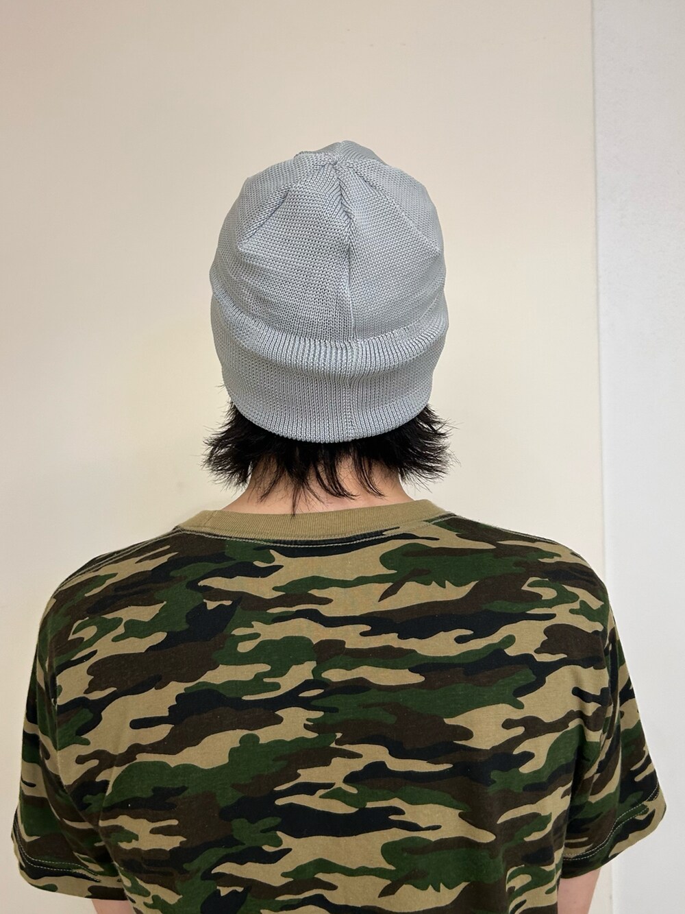 グレー系のニットキャップ/ビーニーを着用したメンズの夏コーディネートの4枚目の写真