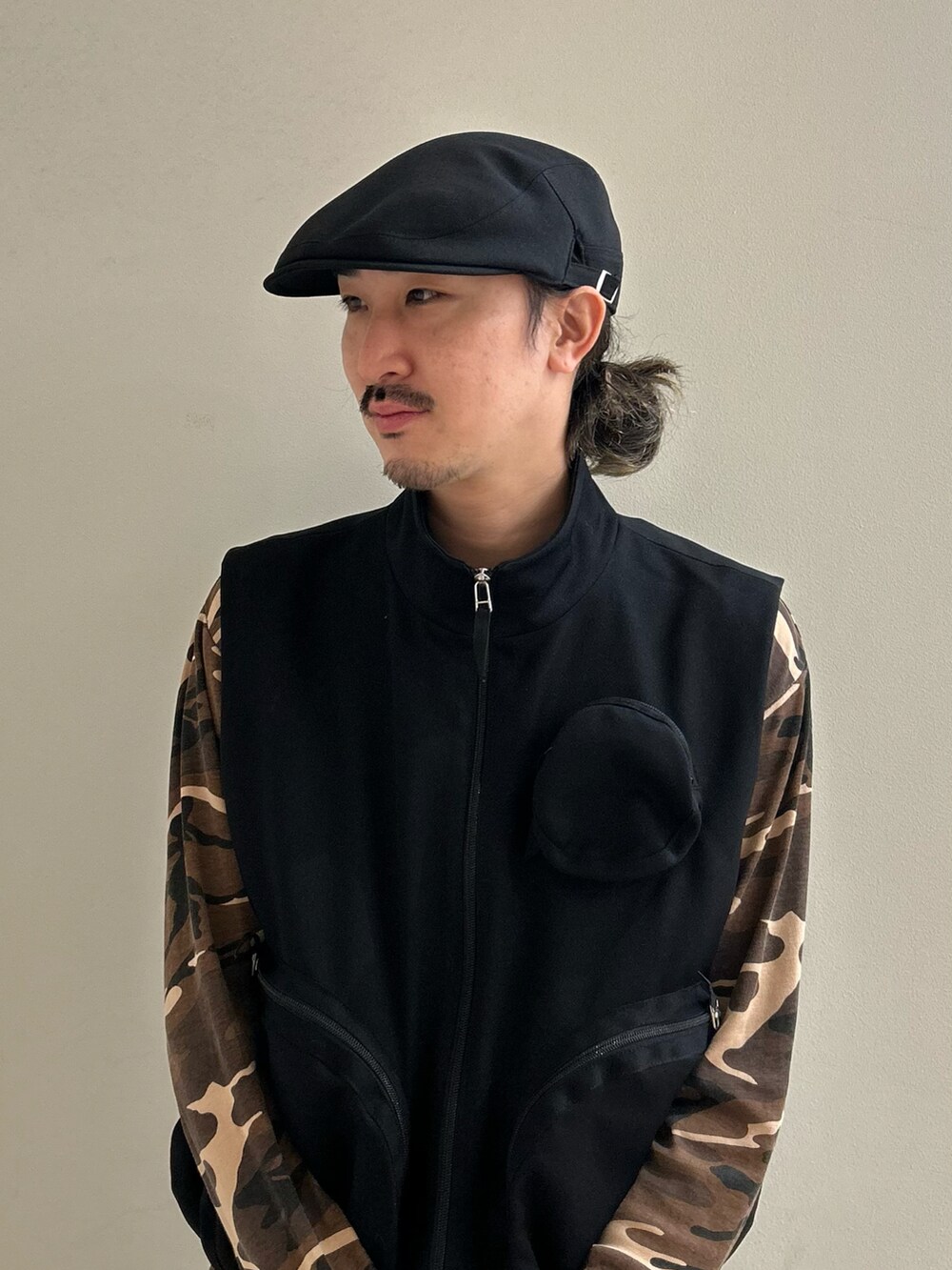 ブラック系のハンチング/ベレー帽を着用したメンズの冬コーディネートの2枚目の写真