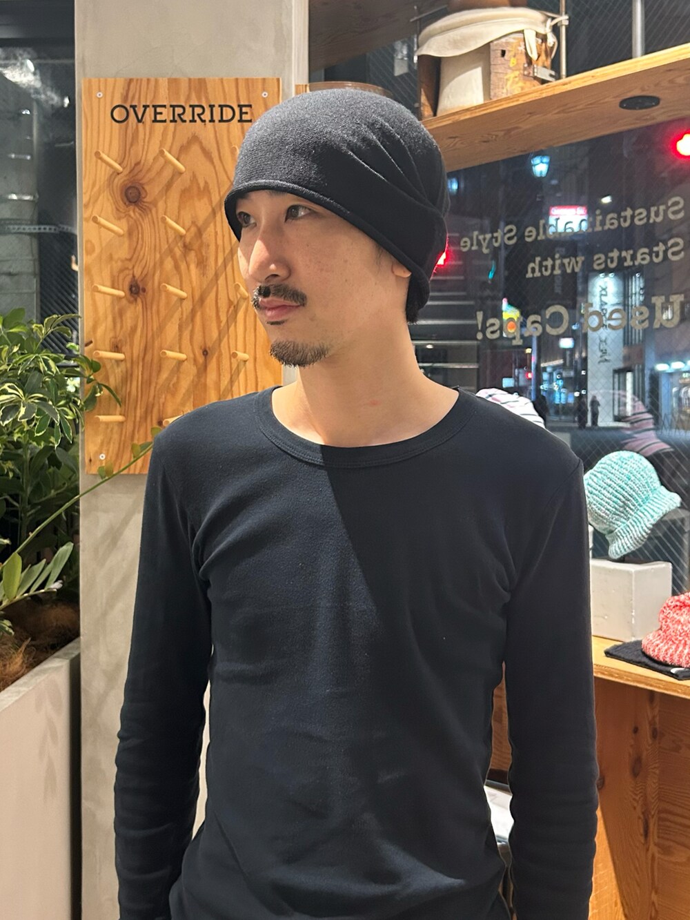ブラック系のニットキャップ/ビーニーを着用したメンズの夏コーディネートの2枚目の写真