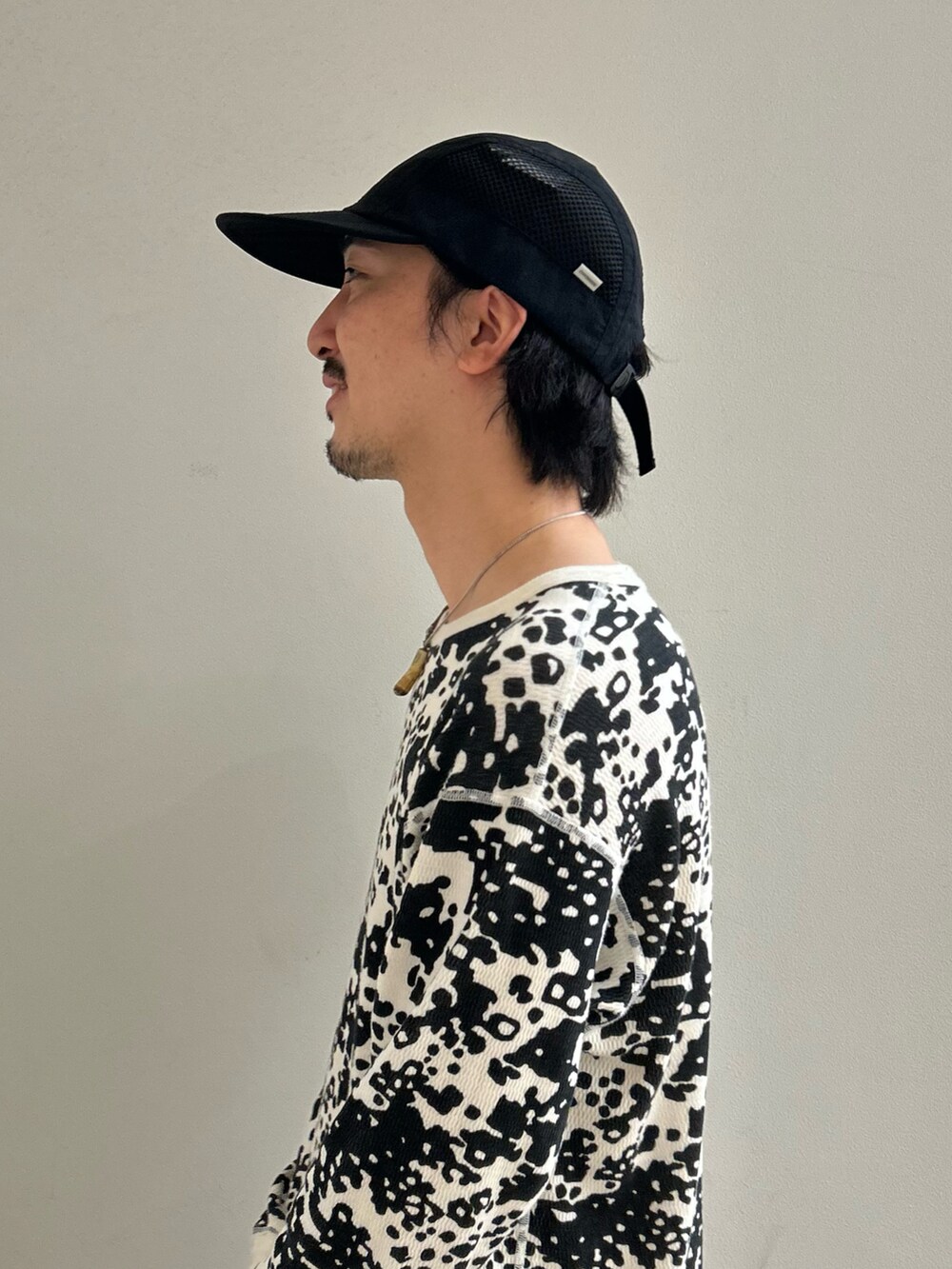 ブラック系のキャップを着用したメンズの春コーディネートの3枚目の写真