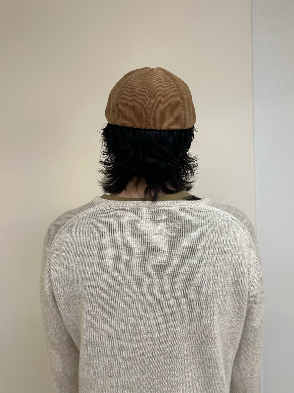 ブラウン系のハンチング/ベレー帽を着用したメンズの秋コーディネートの3枚目の写真