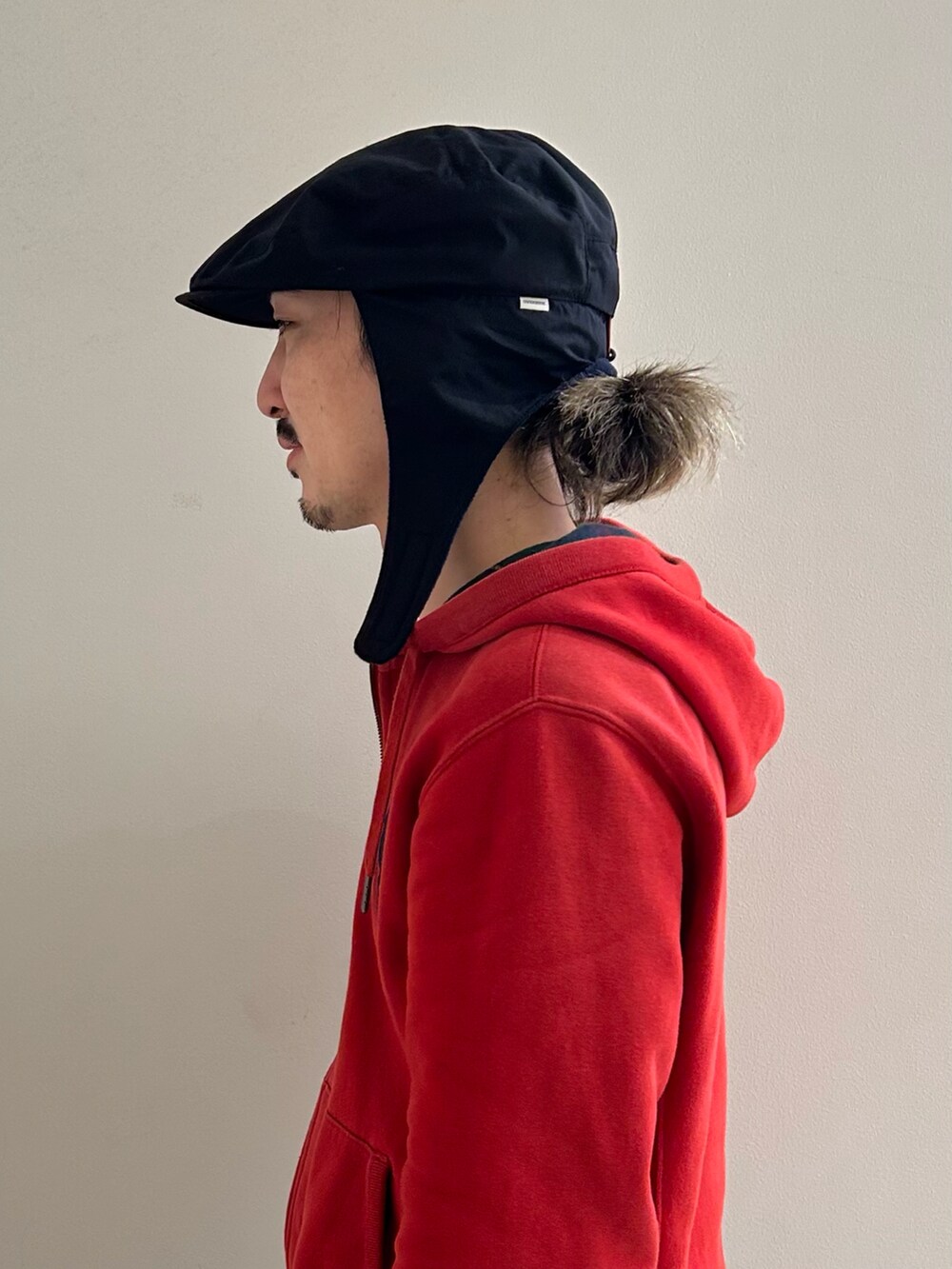 ブラック系のハンチング/ベレー帽を着用したメンズの冬コーディネートの3枚目の写真