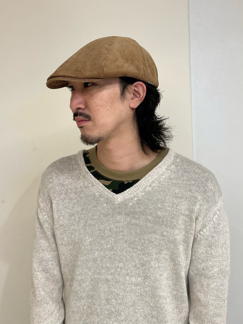 ブラウン系のハンチング/ベレー帽を着用したメンズの秋コーディネートの2枚目の写真