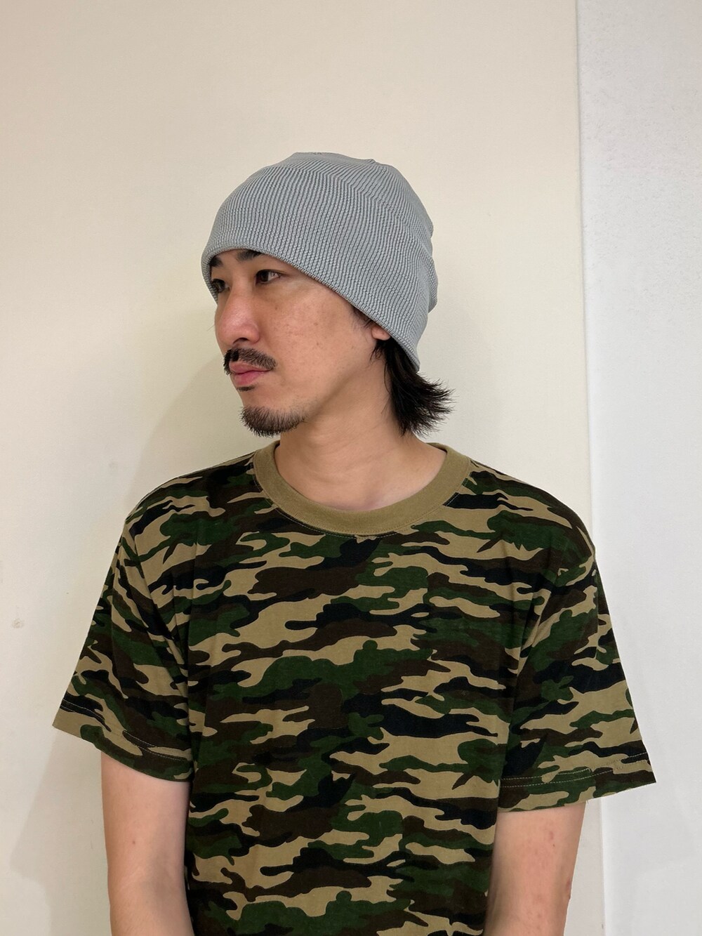 グレー系のニットキャップ/ビーニーを着用したメンズの夏コーディネートの2枚目の写真