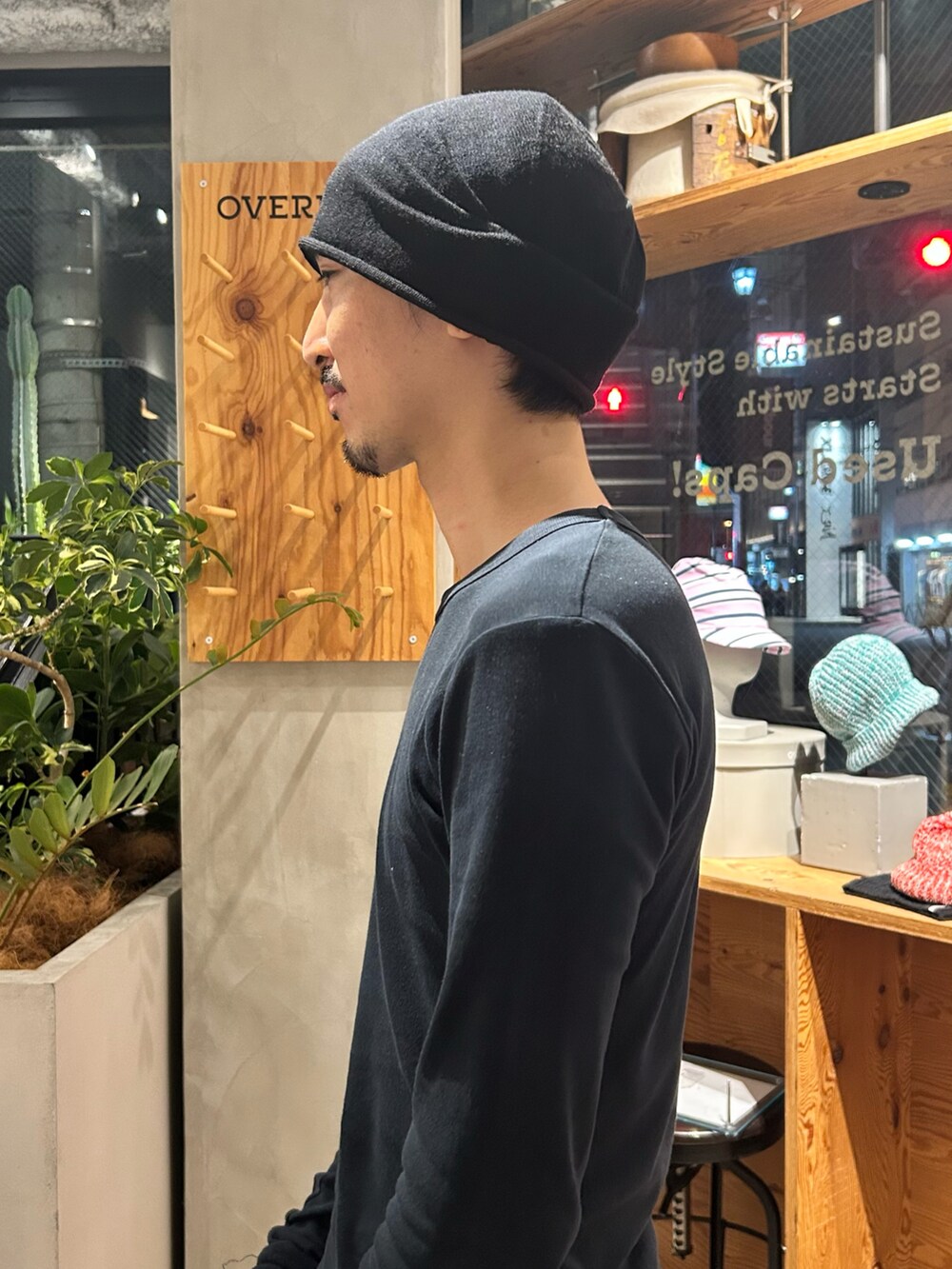 ブラック系のニットキャップ/ビーニーを着用したメンズの夏コーディネートの3枚目の写真