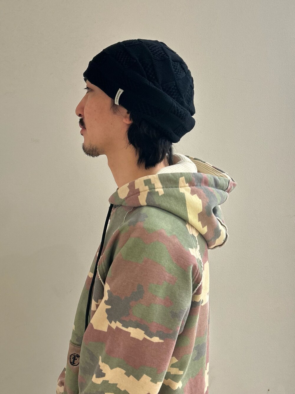 ブラック系のニットキャップ/ビーニーを着用したメンズの冬コーディネートの3枚目の写真