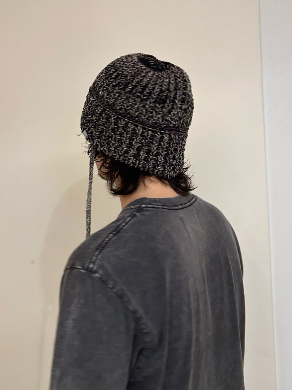 ブラック系のハットを着用したメンズの秋コーディネートの3枚目の写真