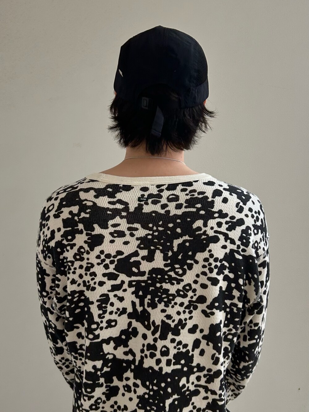 ブラック系のキャップを着用したメンズの春コーディネートの4枚目の写真