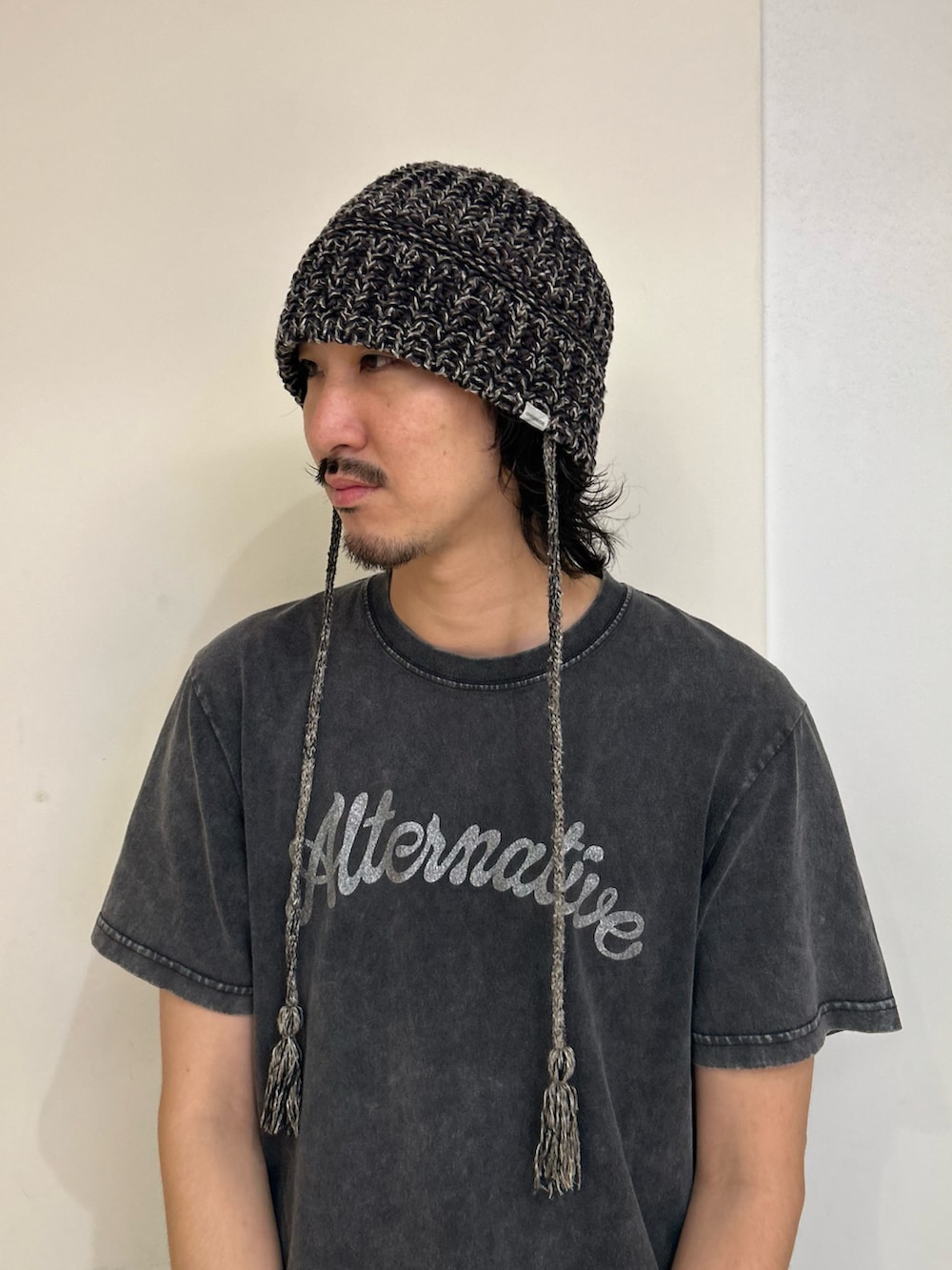 ブラック系のハットを着用したメンズの秋コーディネートの2枚目の写真