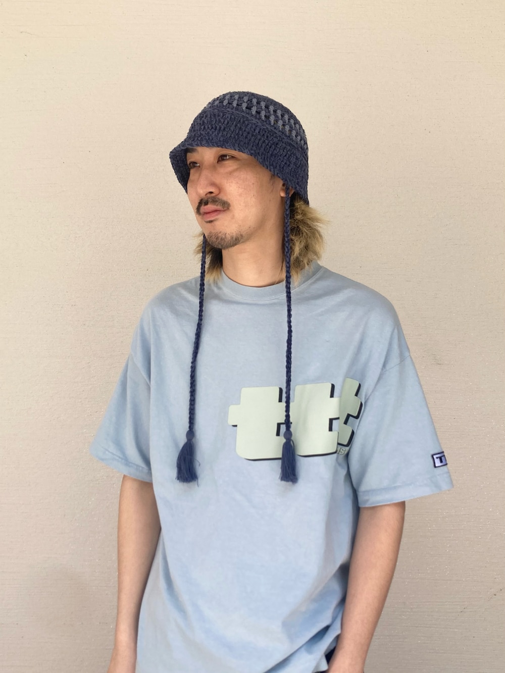 ブルー系のハットを着用したメンズの春コーディネートの2枚目の写真