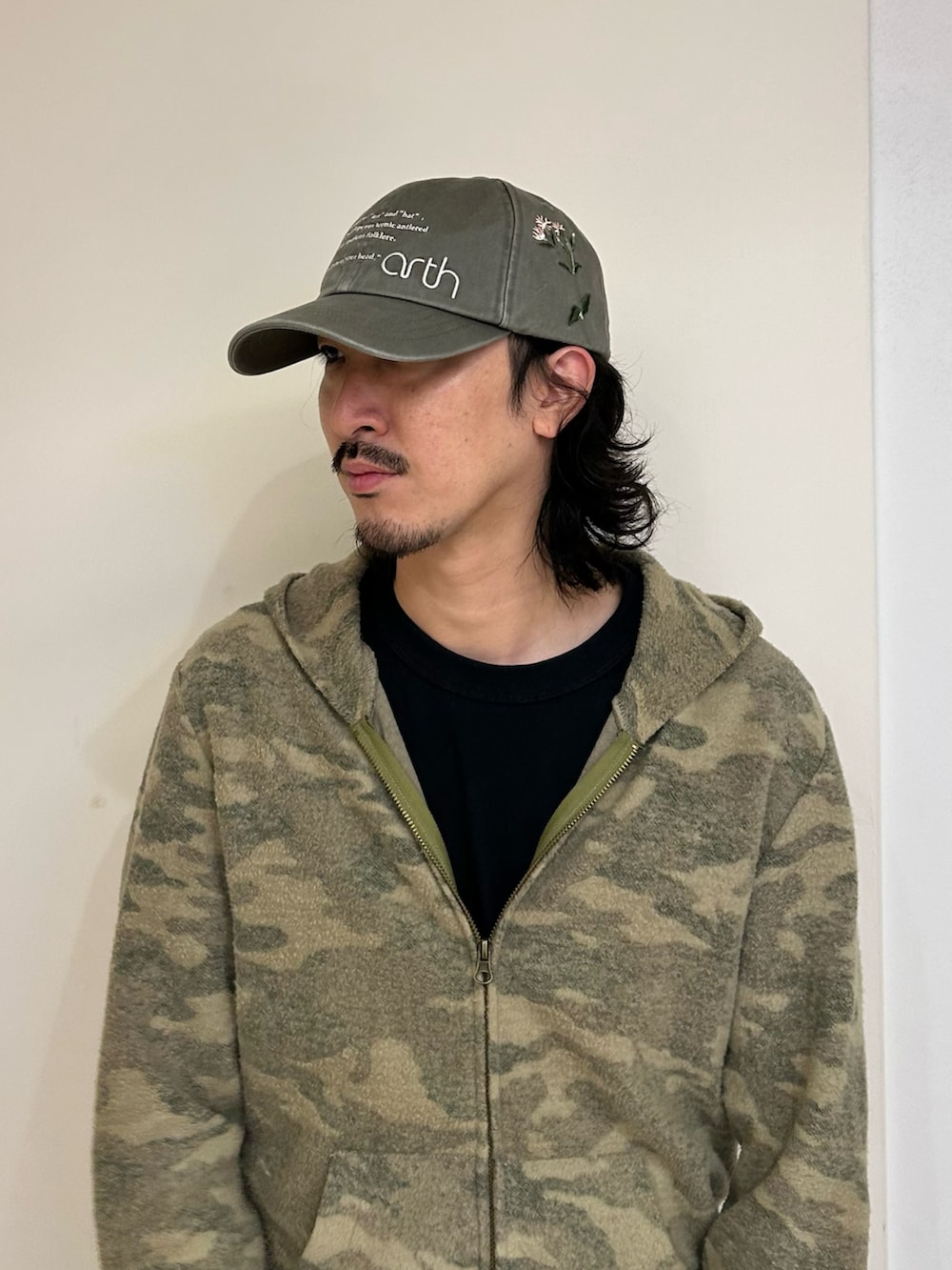 ブラウン系のキャップを着用したメンズの秋コーディネートの2枚目の写真