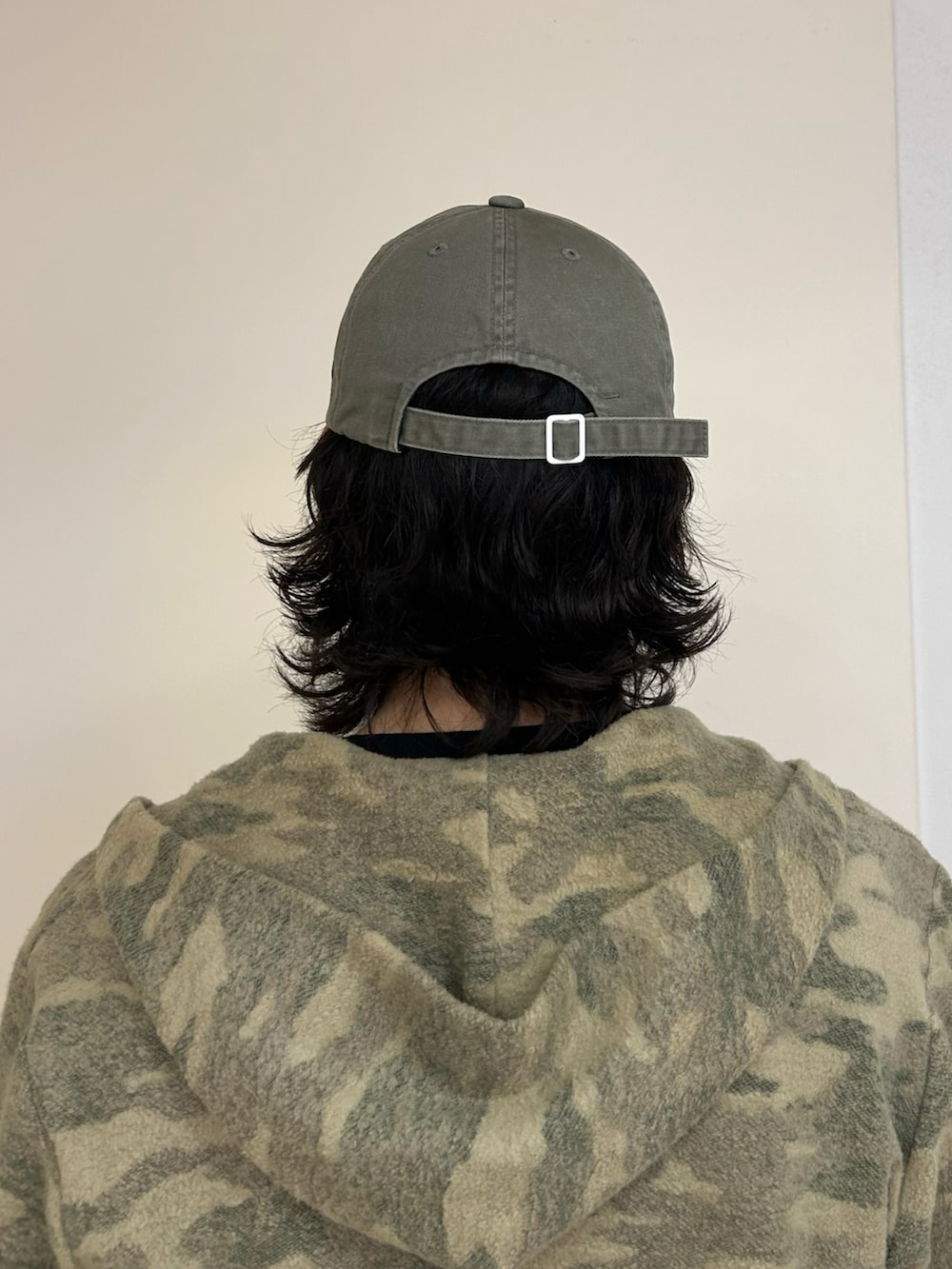 ブラウン系のキャップを着用したメンズの秋コーディネートの3枚目の写真