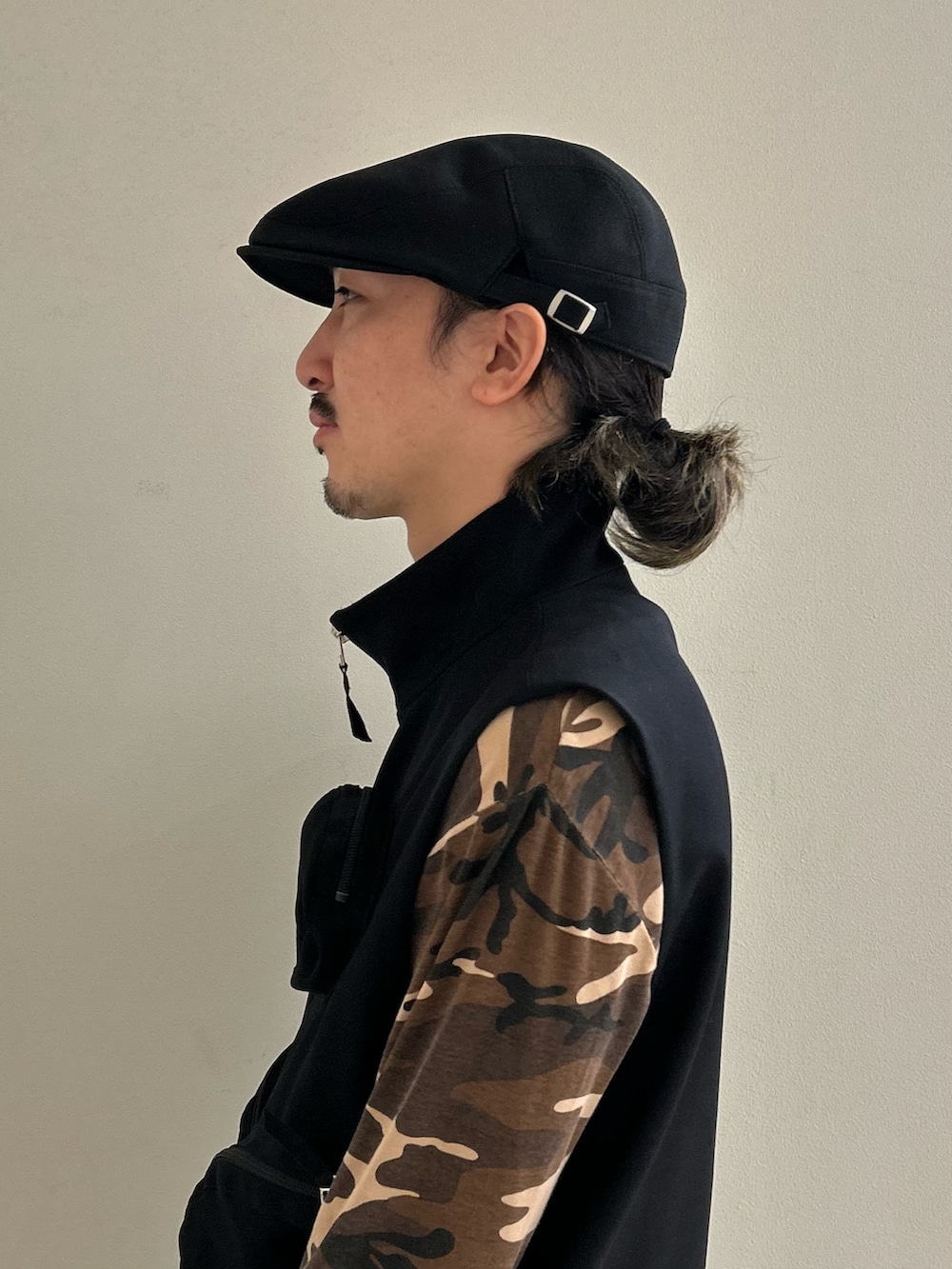 ブラック系のハンチング/ベレー帽を着用したメンズの冬コーディネートの3枚目の写真