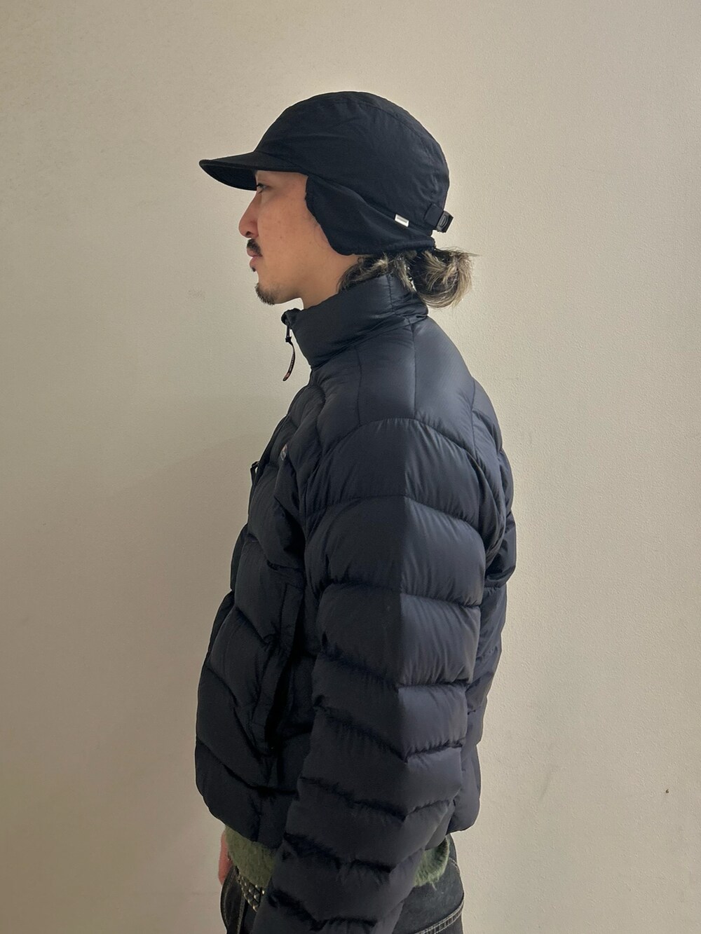 ブラック系のキャップを着用したメンズの冬コーディネートの4枚目の写真