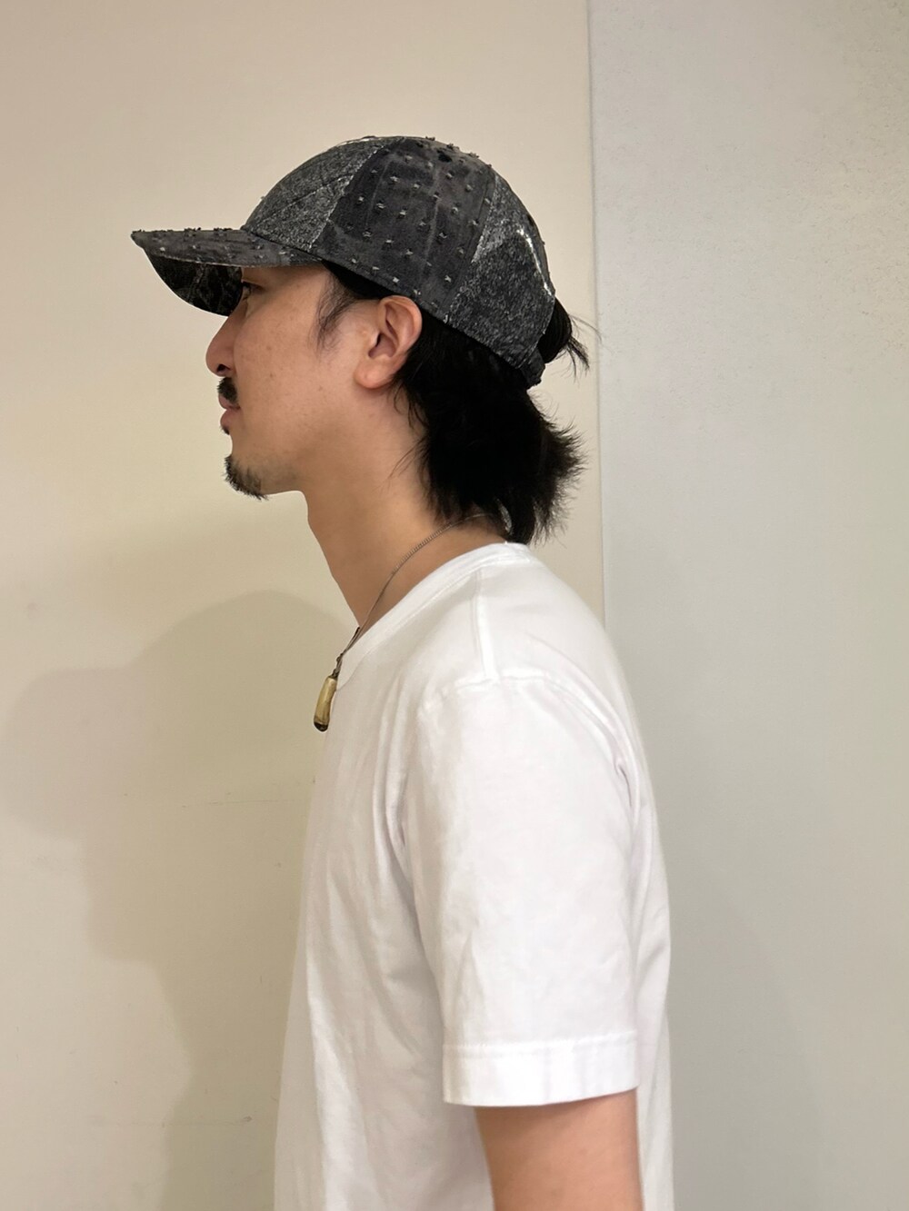 ブラック系のキャップを着用したメンズの夏コーディネートの3枚目の写真