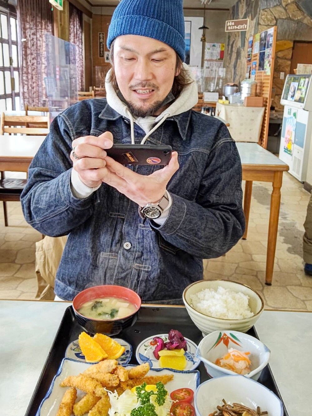 「休日コーデ、雪の日コーデ、アメカジ、vintage、古着、ニットキャップ、レベル7、デニムジャケット、グラミチ、パーカー、Champion、ビーンブーツ、Gregory、LEVIS VINTAGE CLOTHING、スタカリ」｜「STANDARD CALIFORNIAのアイテム（ニットキャップ/ビーニー、ブルー系）」を使った、tomolexさん（メンズ・172cm）の冬コーディネートの3枚目の写真
