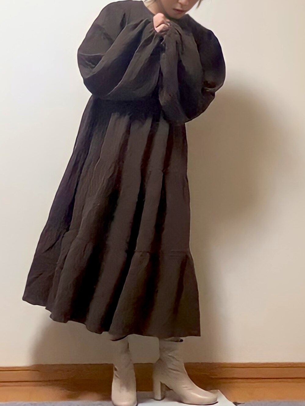「大人ガーリー、ショートブーツ、休日スタイル、ブラウンコーデ、クリスマスに着たい服、マフラー、152cm、ショートヘア、低身長」｜「moment+のボリュームフリンジマフラー（マフラー、オレンジ系）」を使った、sena🧸さん（レディース・152cm）の冬コーディネートの2枚目の写真
