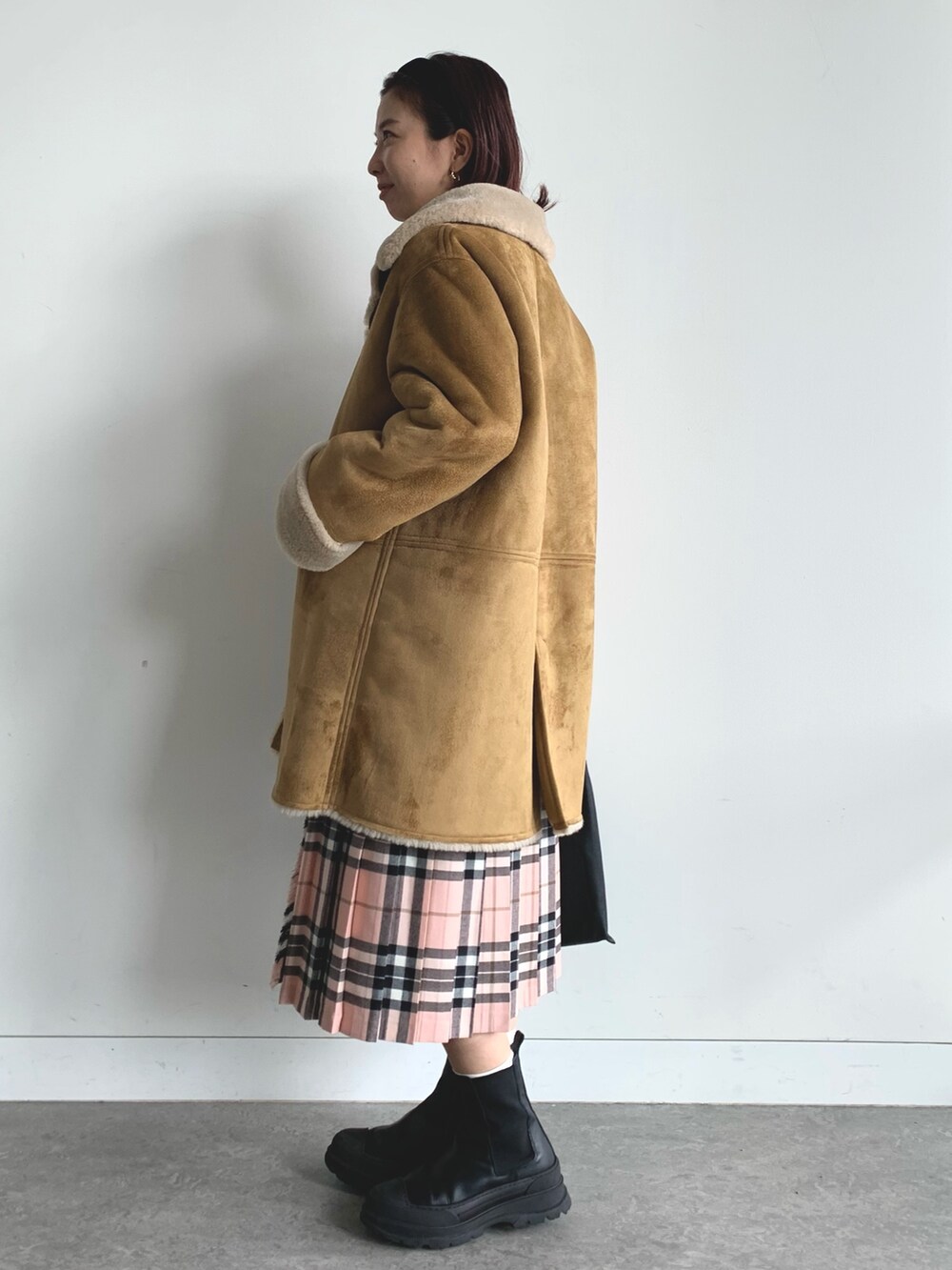 「ハンドバッグ、ストリート、ビッグシルエット、レイヤードスタイル、大人カジュアル、シンプルコーデ、カジュアル、秋カラー、ブーツコーデ、骨格ウェーブ」｜「Ray BEAMSのRay BEAMS / フェイク ムートン ハーフ コート（ムートンコート、グリーン系）」を使った、k a m e 𓅮さん（レディース・158cm）の秋コーディネートの3枚目の写真