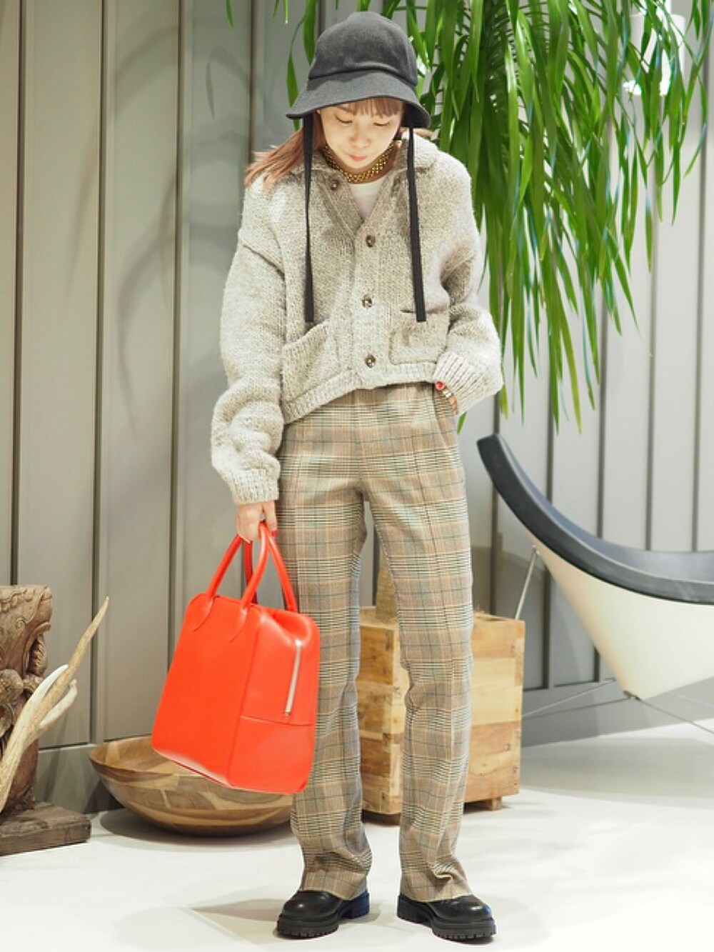 ベージュ系のカーディガン/ボレロ、グリーン系のその他パンツ、レッド系のボストンバッグを着用したレディースの秋コーディネートの2枚目の写真
