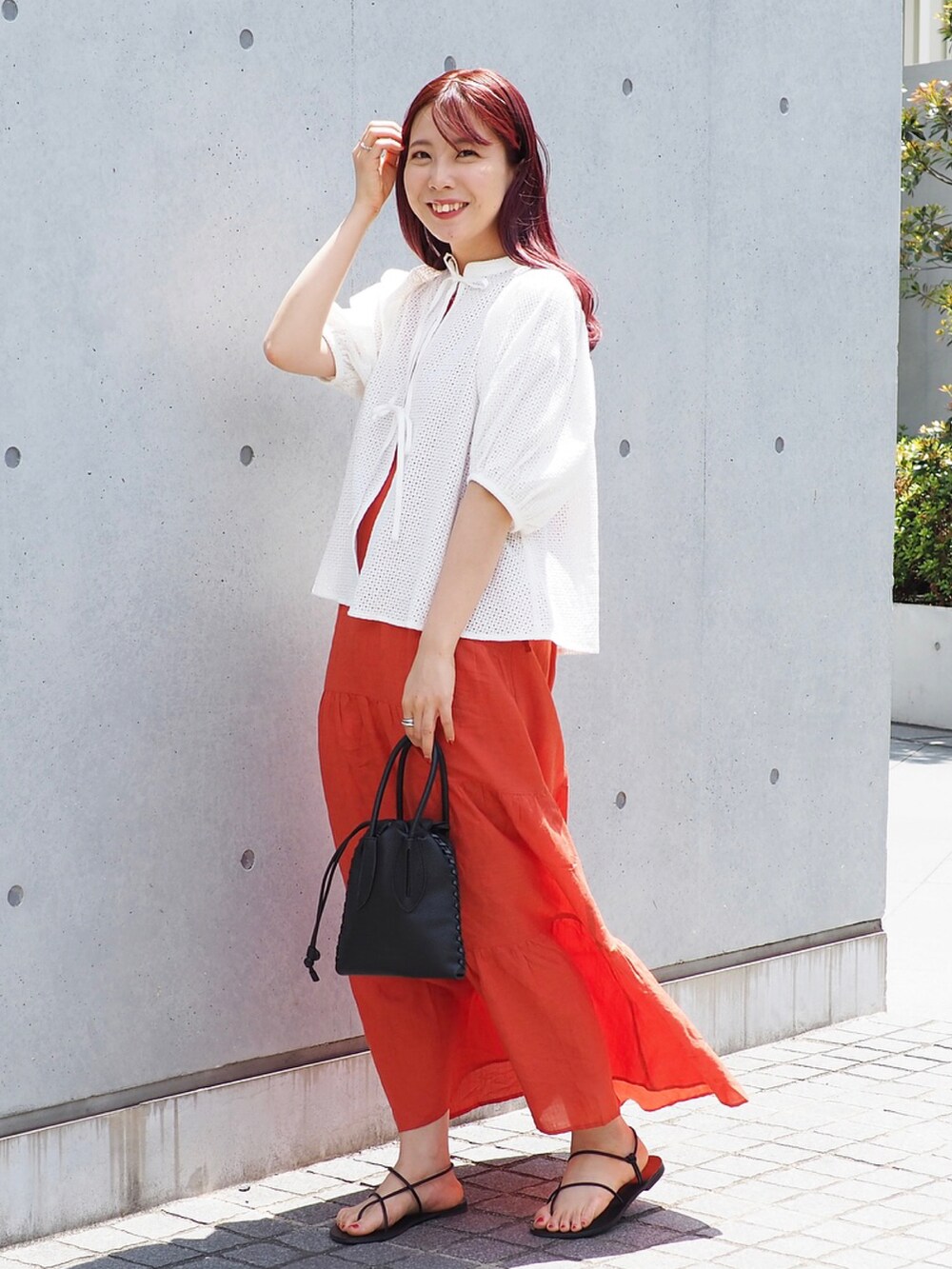 ホワイト系のシャツ/ブラウス、ブラック系のショルダーバッグを着用したレディースの春コーディネートの2枚目の写真