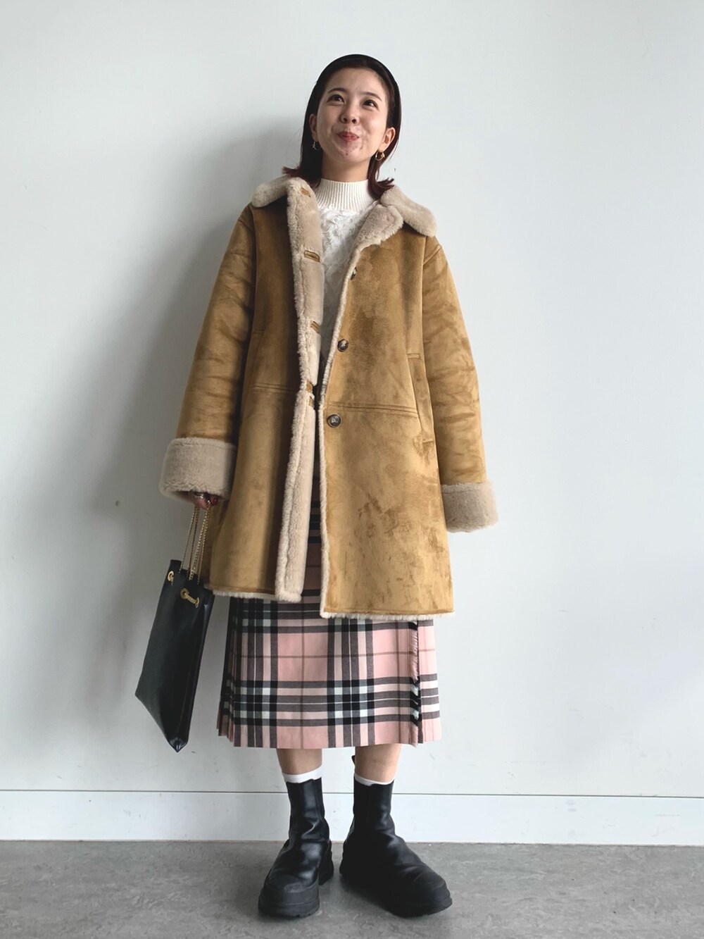 「ハンドバッグ、ストリート、ビッグシルエット、レイヤードスタイル、大人カジュアル、シンプルコーデ、カジュアル、秋カラー、ブーツコーデ、骨格ウェーブ」｜「Ray BEAMSのRay BEAMS / フェイク ムートン ハーフ コート（ムートンコート、グリーン系）」を使った、k a m e 𓅮さん（レディース・158cm）の秋コーディネートの2枚目の写真