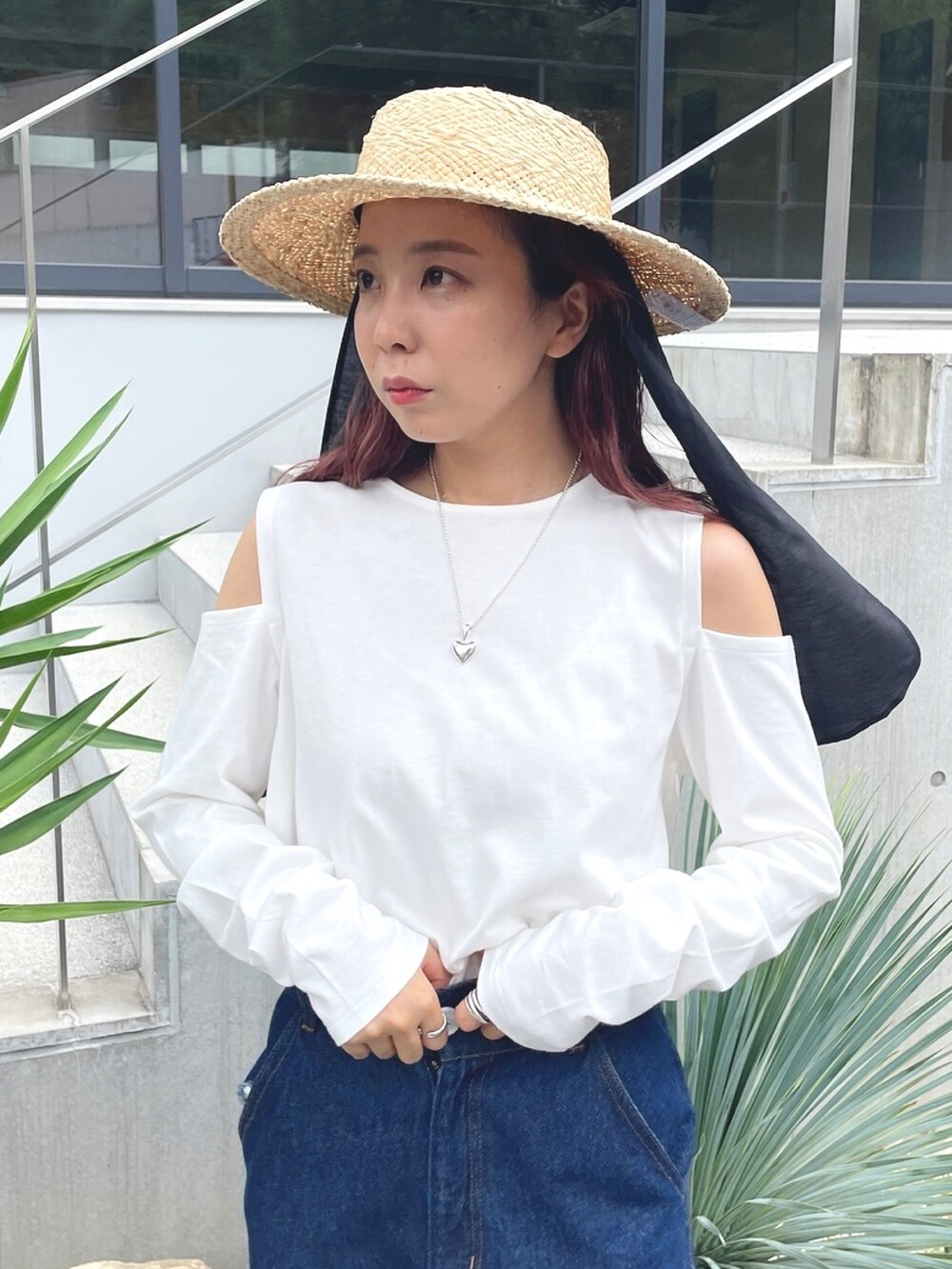 ホワイト系のTシャツ/カットソー、ブルー系のその他パンツ、ベージュ系の帽子を着用したレディースの夏コーディネートの3枚目の写真