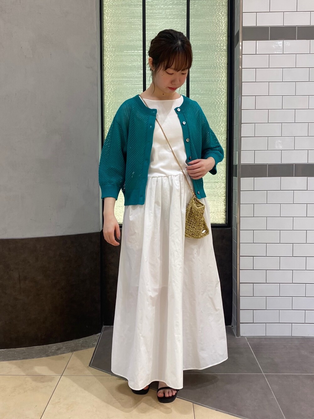 「きれいめカジュアル、春夏コーデ、ワンピース、休日スタイル、デートコーデ、シンプルコーデ、お出かけコーデ、オトナ女子、ワンピーススタイル、カラーコーデ」｜「NOLLEY’Sの2WAYドッキングワンピース（ワンピース、ホワイト系）」を使った、nol hikariさん（レディース・156cm）の春コーディネートの4枚目の写真
