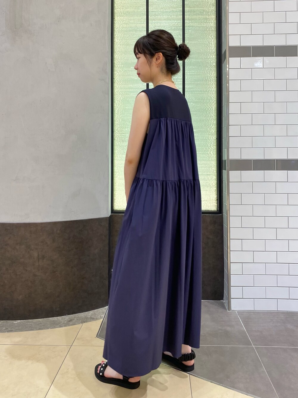 「休日スタイル、夏コーデ、ノースリーブ、ワンピース、サンダル、ゆるコーデ、接触冷感、初夏コーデ」｜「NOLLEY’Sのパールスポサン（サンダル、ブラック系）」を使った、nol hikariさん（レディース・156cm）の夏コーディネートの3枚目の写真