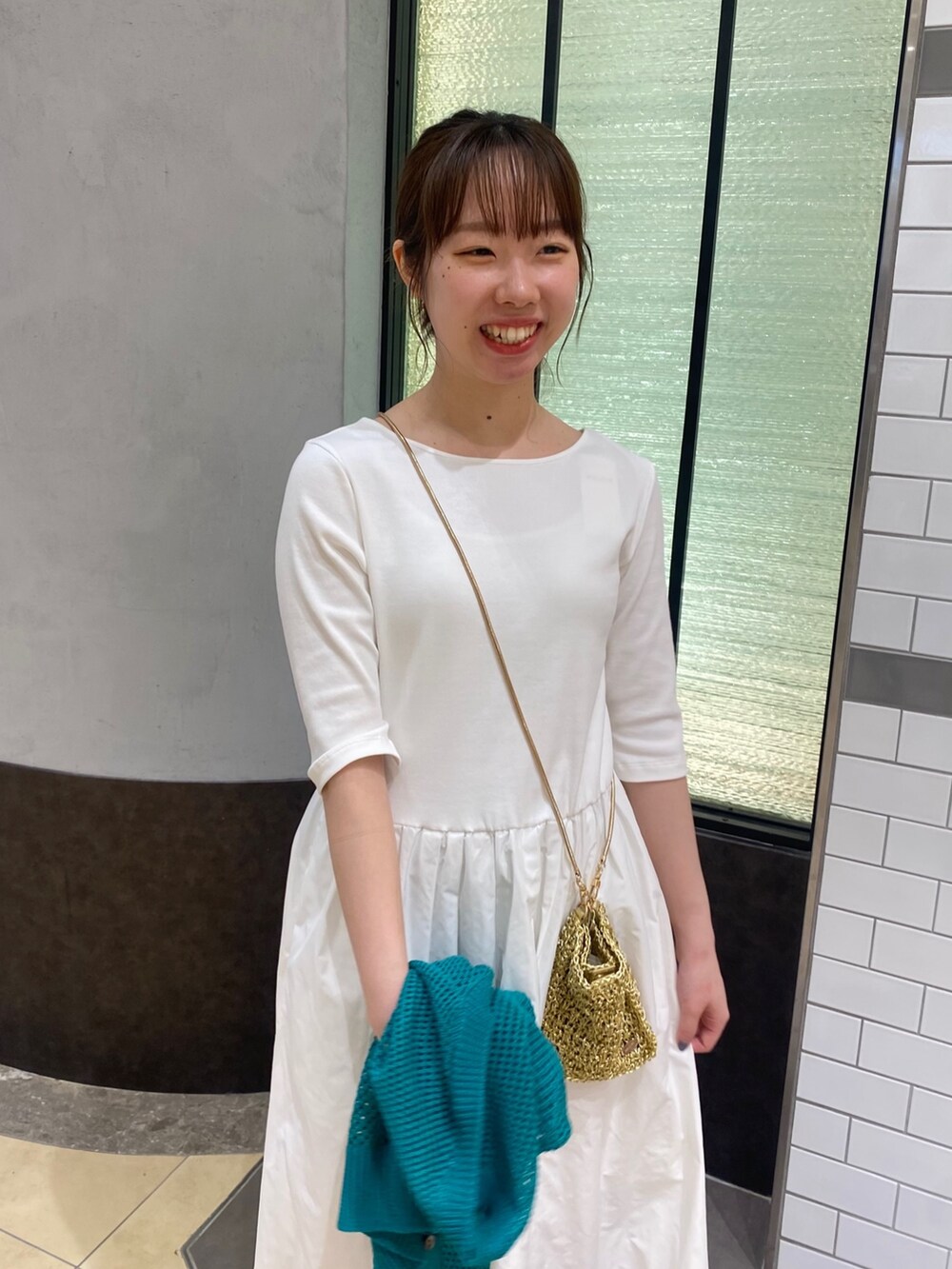 「きれいめカジュアル、春夏コーデ、ワンピース、休日スタイル、デートコーデ、シンプルコーデ、お出かけコーデ、オトナ女子、ワンピーススタイル、カラーコーデ」｜「NOLLEY’Sの2WAYドッキングワンピース（ワンピース、ホワイト系）」を使った、nol hikariさん（レディース・156cm）の春コーディネートの3枚目の写真
