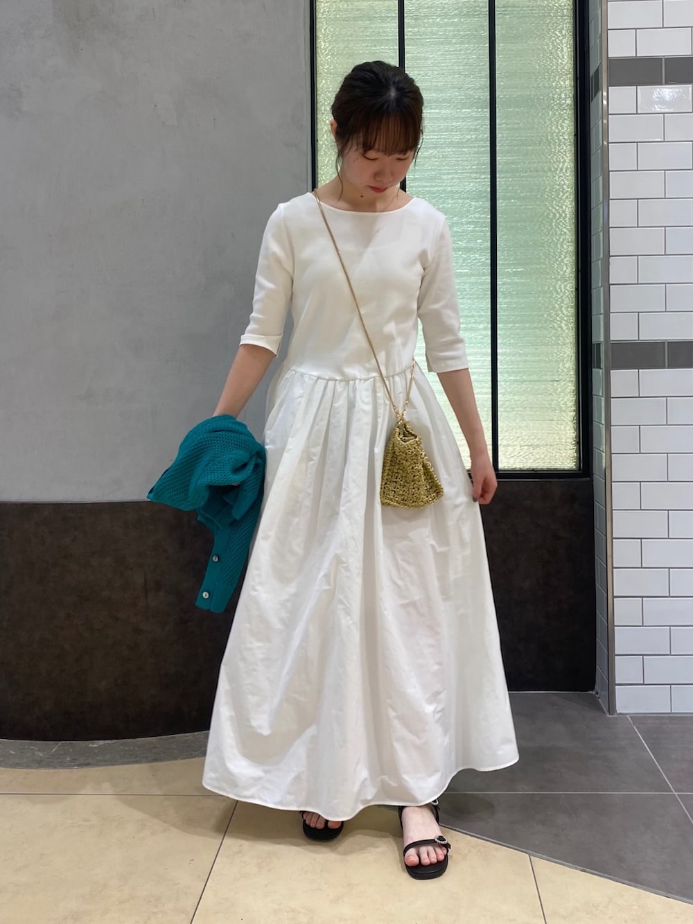 「きれいめカジュアル、春夏コーデ、ワンピース、休日スタイル、デートコーデ、シンプルコーデ、お出かけコーデ、オトナ女子、ワンピーススタイル、カラーコーデ」｜「NOLLEY’Sの2WAYドッキングワンピース（ワンピース、ホワイト系）」を使った、nol hikariさん（レディース・156cm）の春コーディネートの7枚目の写真