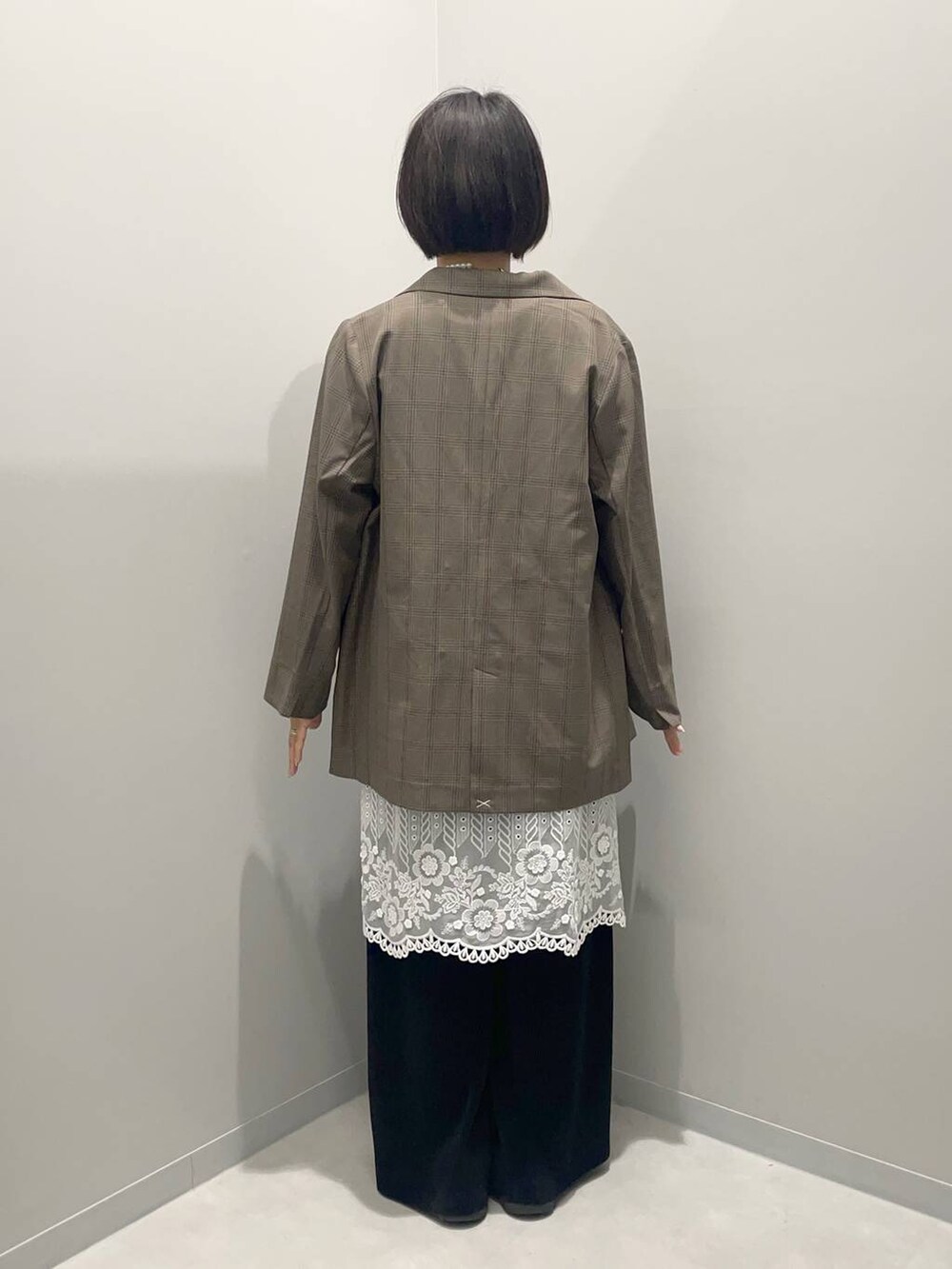 グリーン系のTシャツ/カットソー、ブラック系のその他パンツ、その他のストール/ショールを着用したレディースの夏コーディネートの5枚目の写真