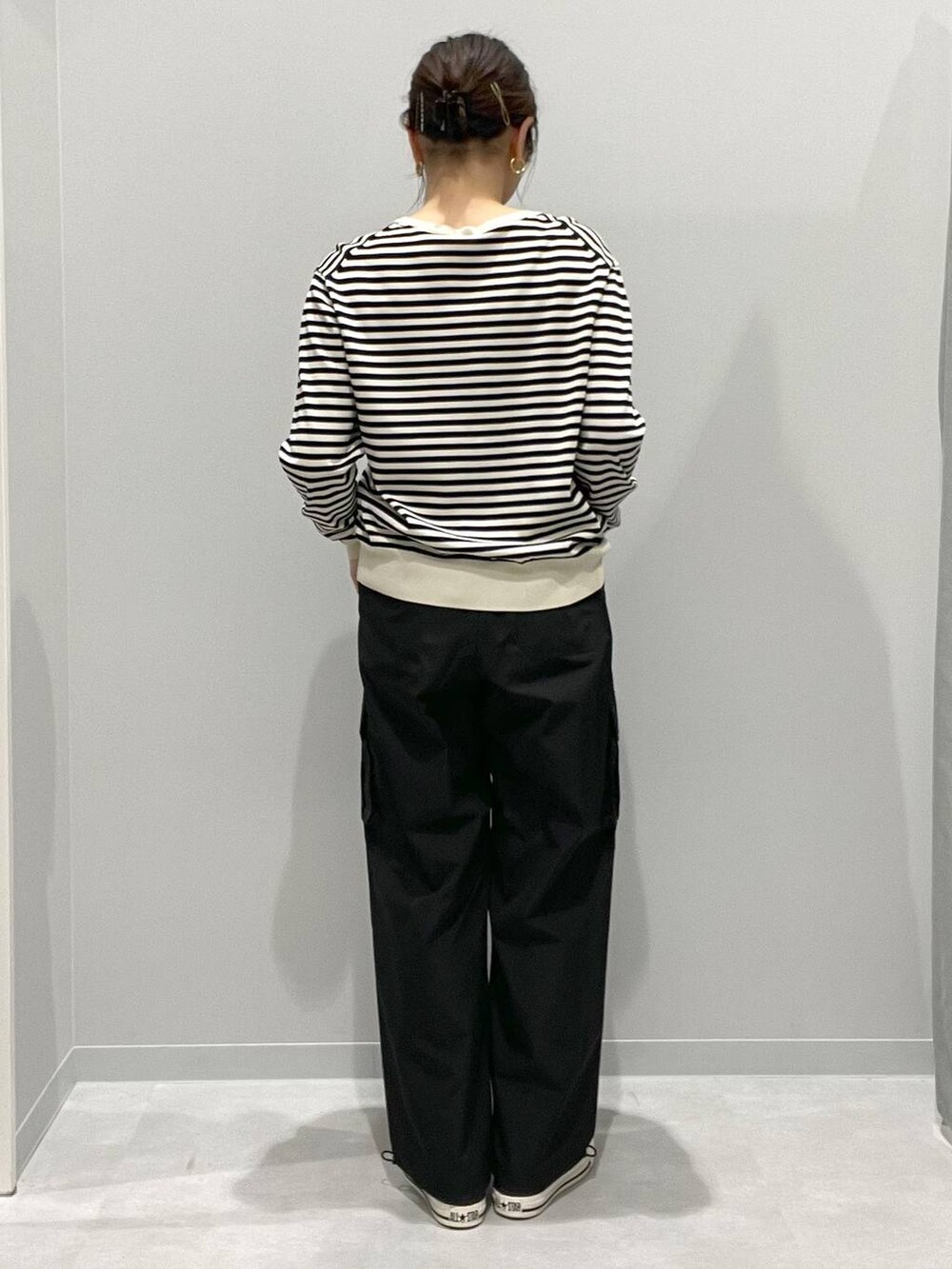 グレー系のカーディガン/ボレロ、ブラック系のカーゴパンツを着用したレディースの春コーディネートの3枚目の写真